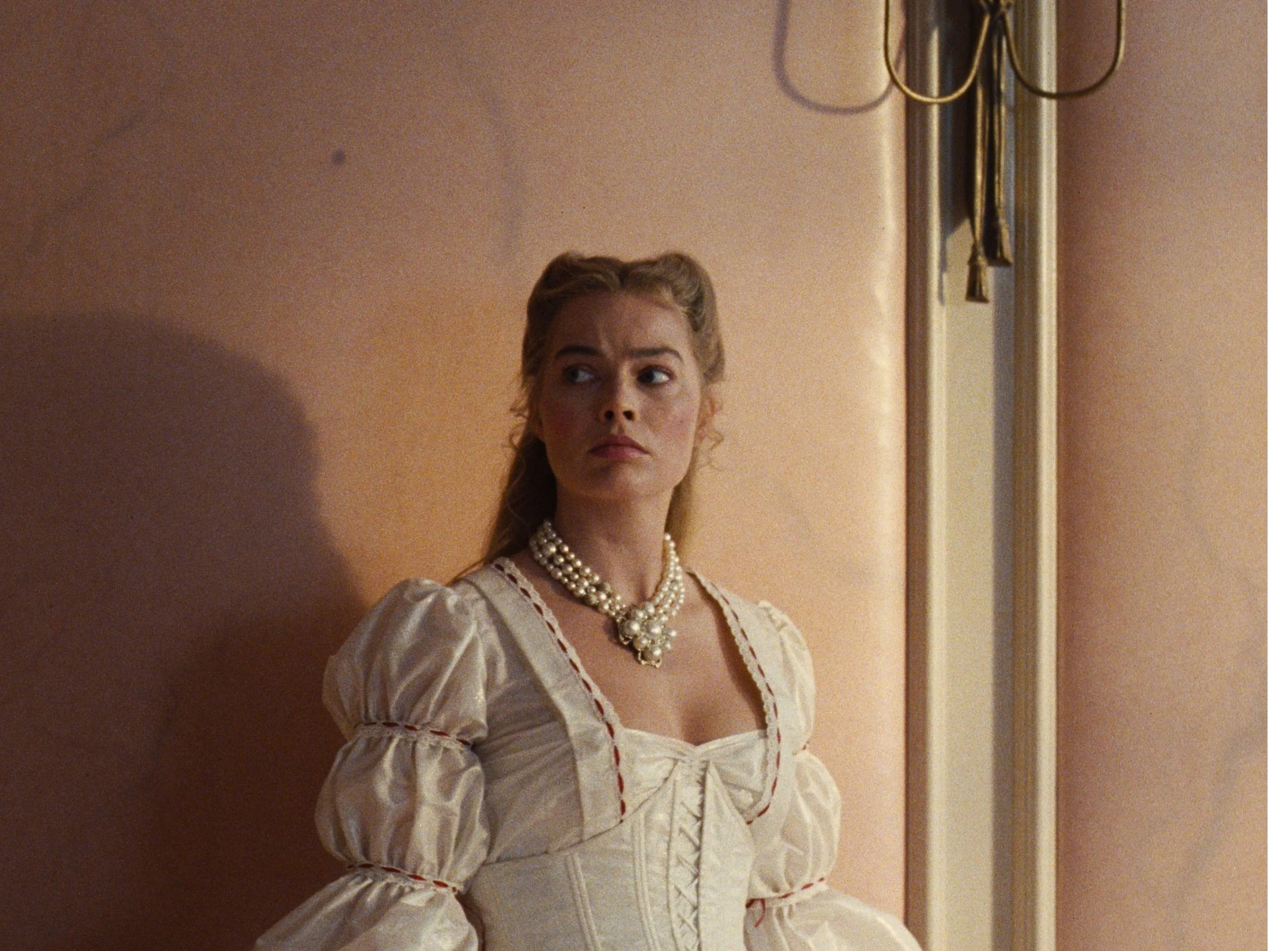 ‘Wuthering Heights’ Review: A Fifty Shades Reskin for the Insipid “I Can Fix Him” Audience