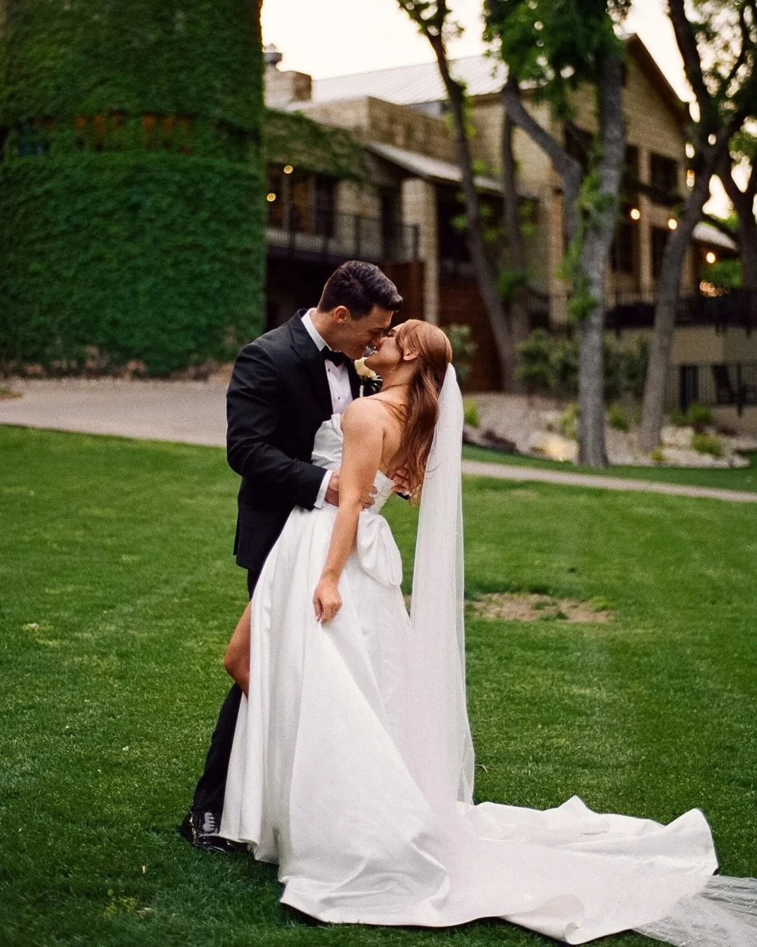 Who else gets to put back on their wedding day attire 💍 and take some more photos??? Chad + Bethany did and it was M A G I C A L 🪄. So much fun to just focus on film for them! 😍 🎞️ 
.
.
Still looking for a couple couples (hehe) to shoot only film