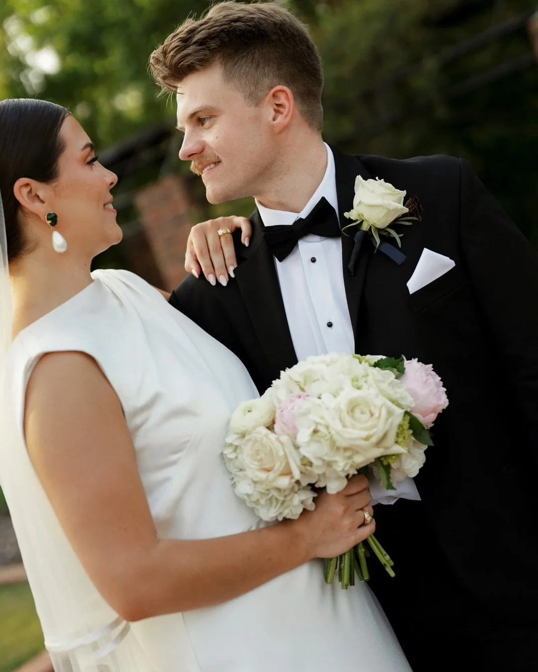 Some fun photos captured on this beautiful wedding day! Had a blast shooting for @averyleephoto_ at the ole gardens 💐. Anyone else struggle to say the word &ldquo;parasols&rdquo;?? No?? Well, whatever you call them, they sure do look good in photos 