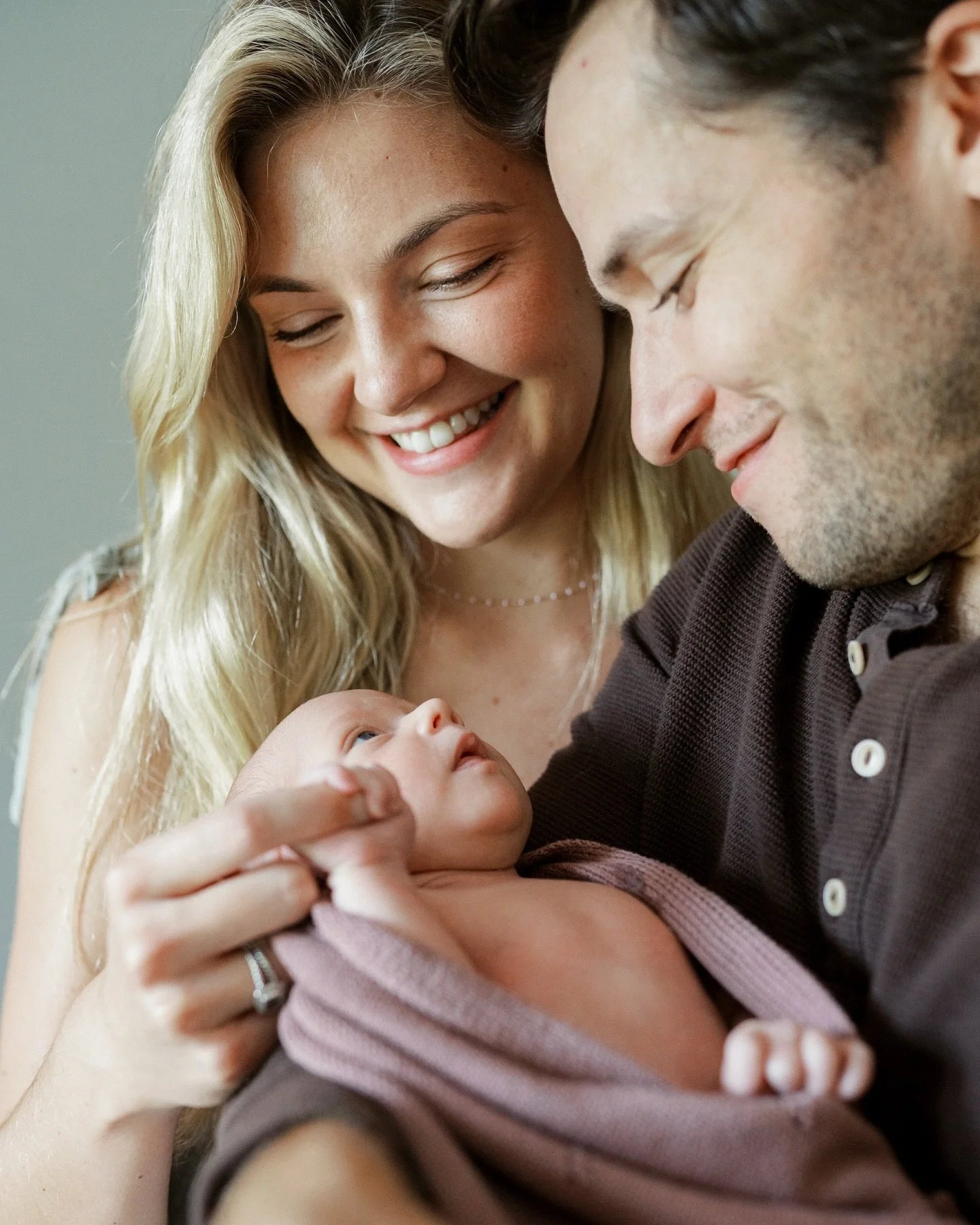 Maggie and Zach had a baby!! 😭 Maggie and Zach were one of the veryyyy first couples I ever took photos of almost 5 years ago! So much has changed since then. Was honored to photograph their new baby, Charlotte. She&rsquo;s perfect. Much love for Th