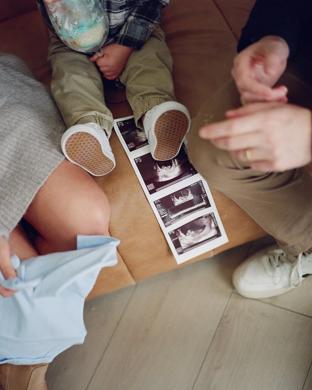 It&rsquo;s holiday season and many of you will be cooking and baking up allllll the things! And Hailee will be baking another baby 🍞! Swipe to see the cake reveal in real time 🤣. Documented on film :)
.
I&rsquo;ve had the pleasure of photographing 