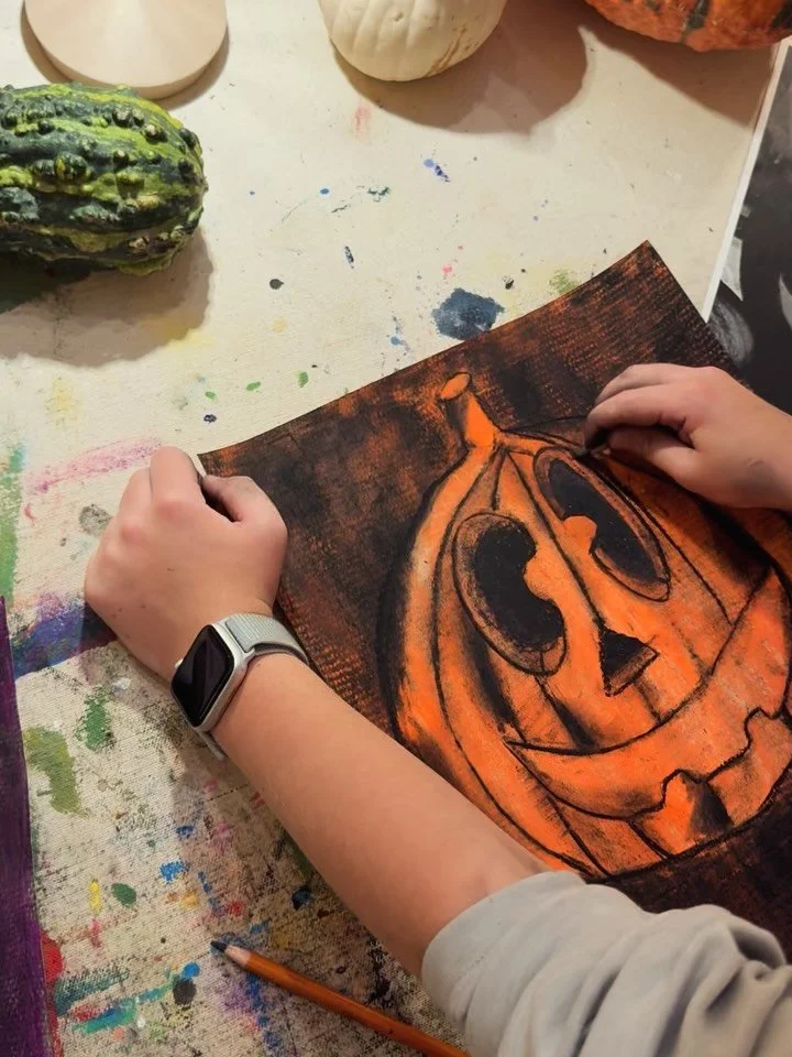 Some charming carved Jack-o-lantern drawings from Intermediate Studio! It was fun experimenting with the black lights on these glowy charcoal drawings 🎃 
Interested in creating Glow Art with us? Register for our Glow Party on 11/8 using the link in