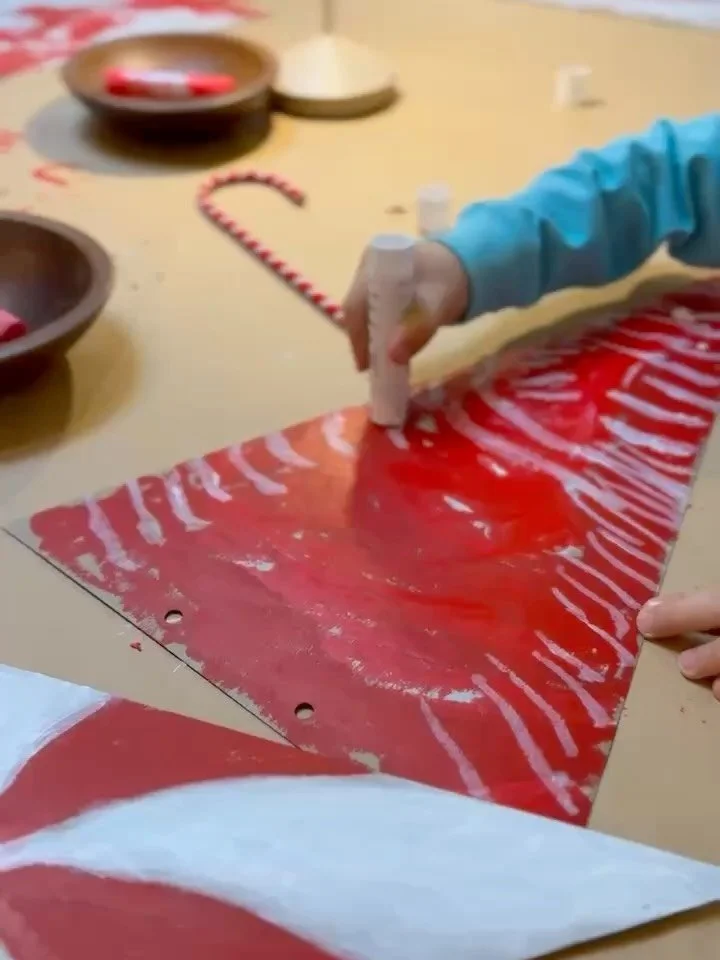 We had a Petite Peppermint Parade of our own during DoodleWorms today to prepare for one of Katonah&rsquo;s sweetest traditions. We love being a part of this small town especially during the holidays ❤️🤍 

#katonahny #peppermintparade #northernwestc