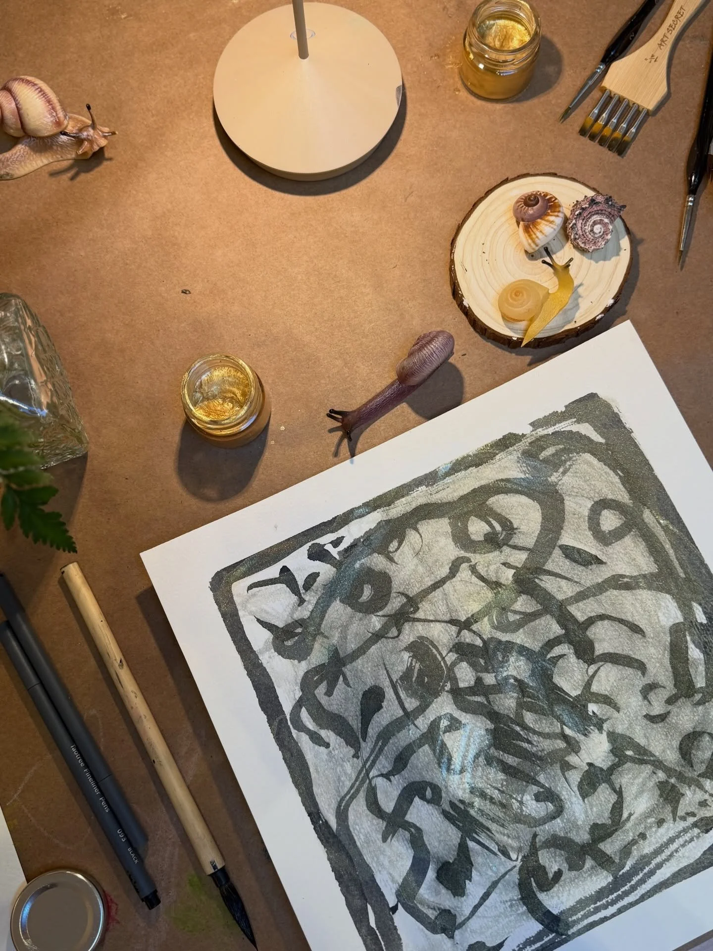 We explored slow lines, sumi ink, and mark making this morning during DoodleWorms! While reading our Snail Trail poem, artists followed along slowly exercising their active listening skills while practicing brush control ➿
This process/mark making fo