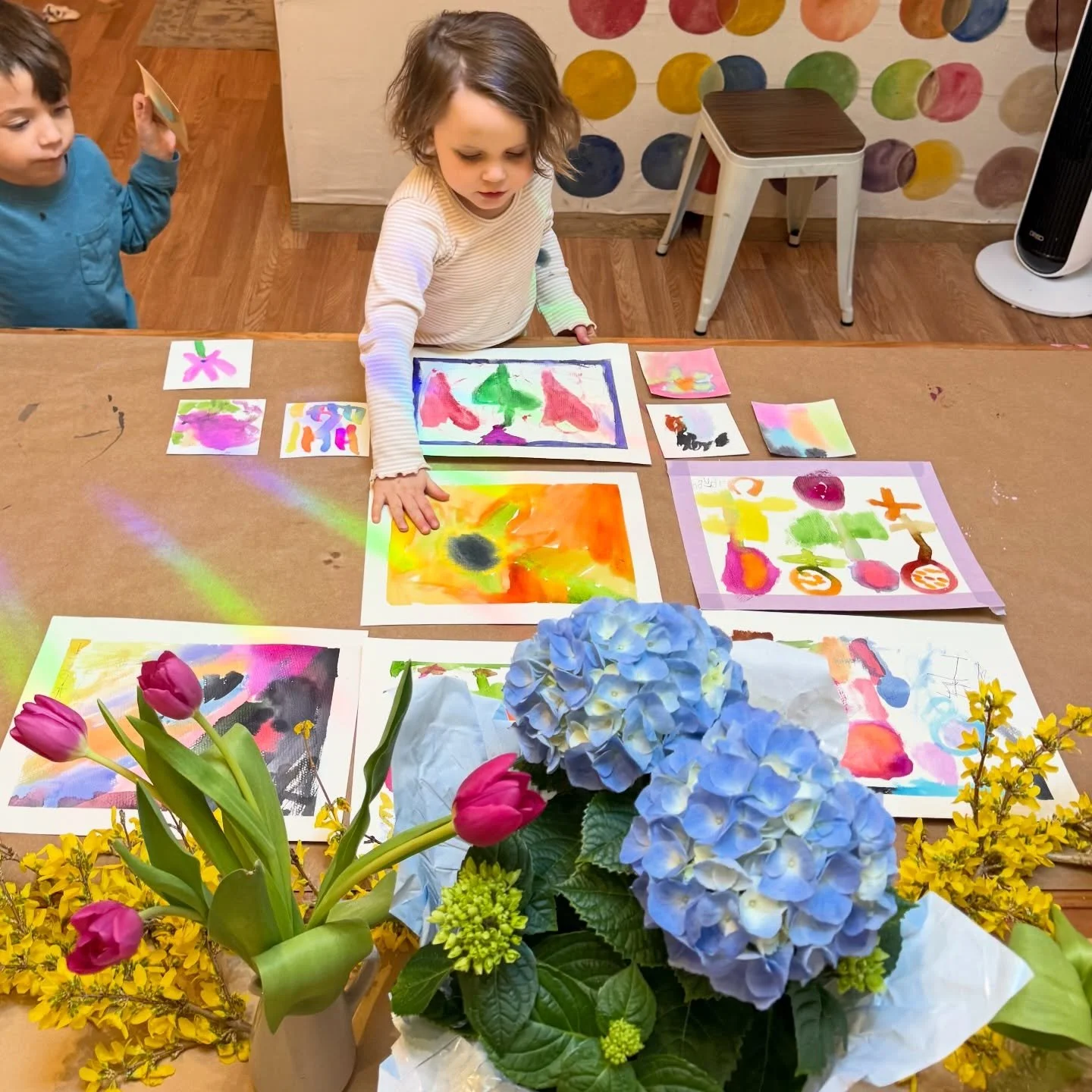 Is there anything more inspiring than the colors of Spring?! Check out these gorgeous observational flower studies created in Ms. Jenn&rsquo;s DoodleWorms class! And it looks like the rainbow made an appearance for these little artists, too. 🌈🌷🌼

