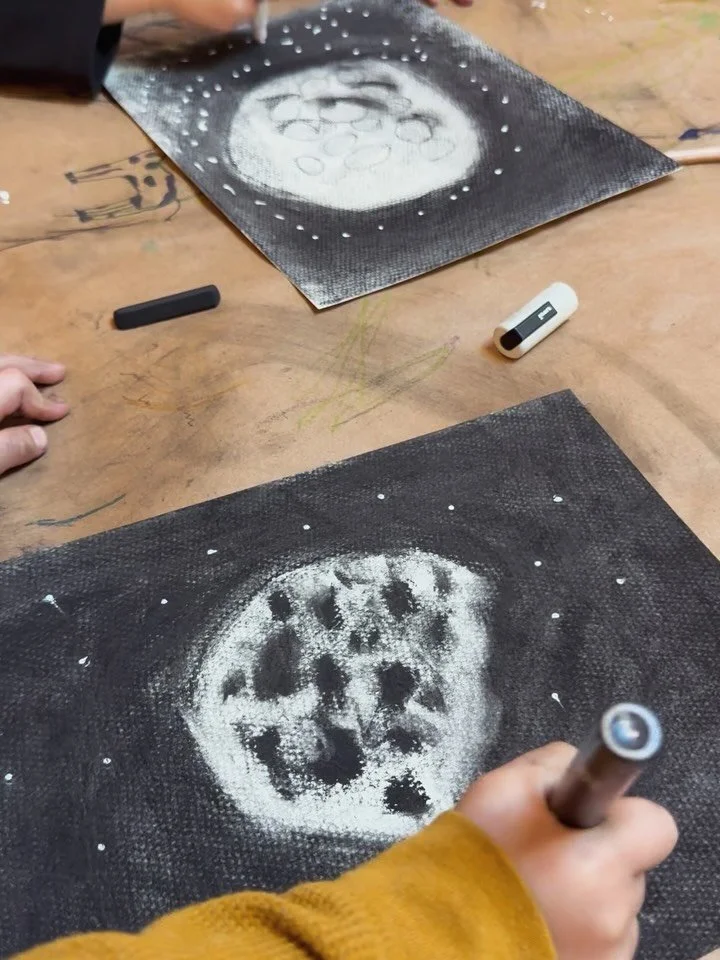 🌕 Looking for a way to bring the Artemis II splashdown into your art room? Our charcoal mark-making exploration with DoodleWorms this morning was such a fun way to tie current events into the curriculum. Texture, subtractive drawing, blending and la