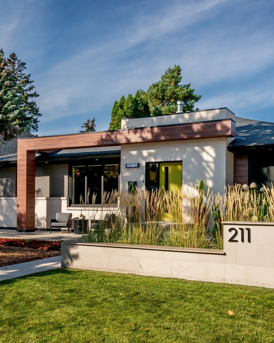 Be honest. What's the first thing you noticed on this home's exterior?

🟢 The green door
🪵 The wood detailing
🌿 The landscaping
🔥 The backyard retreat

For us, it's how all of these elements work together. The architecture, materials, landscaping