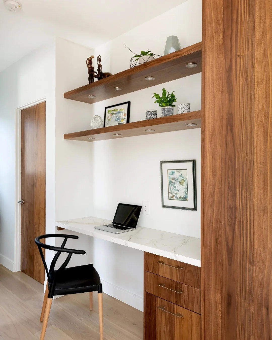 That little spot you weren&rsquo;t sure what to do with? 👀

A built-in desk might be the answer.

This built-in desk makes the most of an otherwise unused space, creating a functional little workspace without needing an entire room.

📷: @dm_imagesp