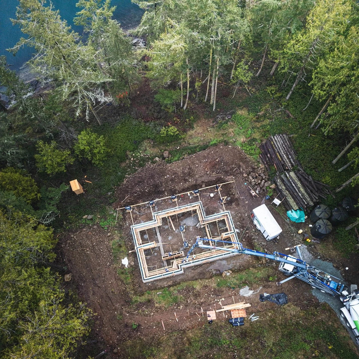 Birds Eye view as we continue to make progress on this private Gulf Island build! 🔨 Have a remote lot or project you&rsquo;d like to start? Connect with us to start your free consult 🤝

#yagerbuilt #construction #westcoastbuilders #customhomes #cus