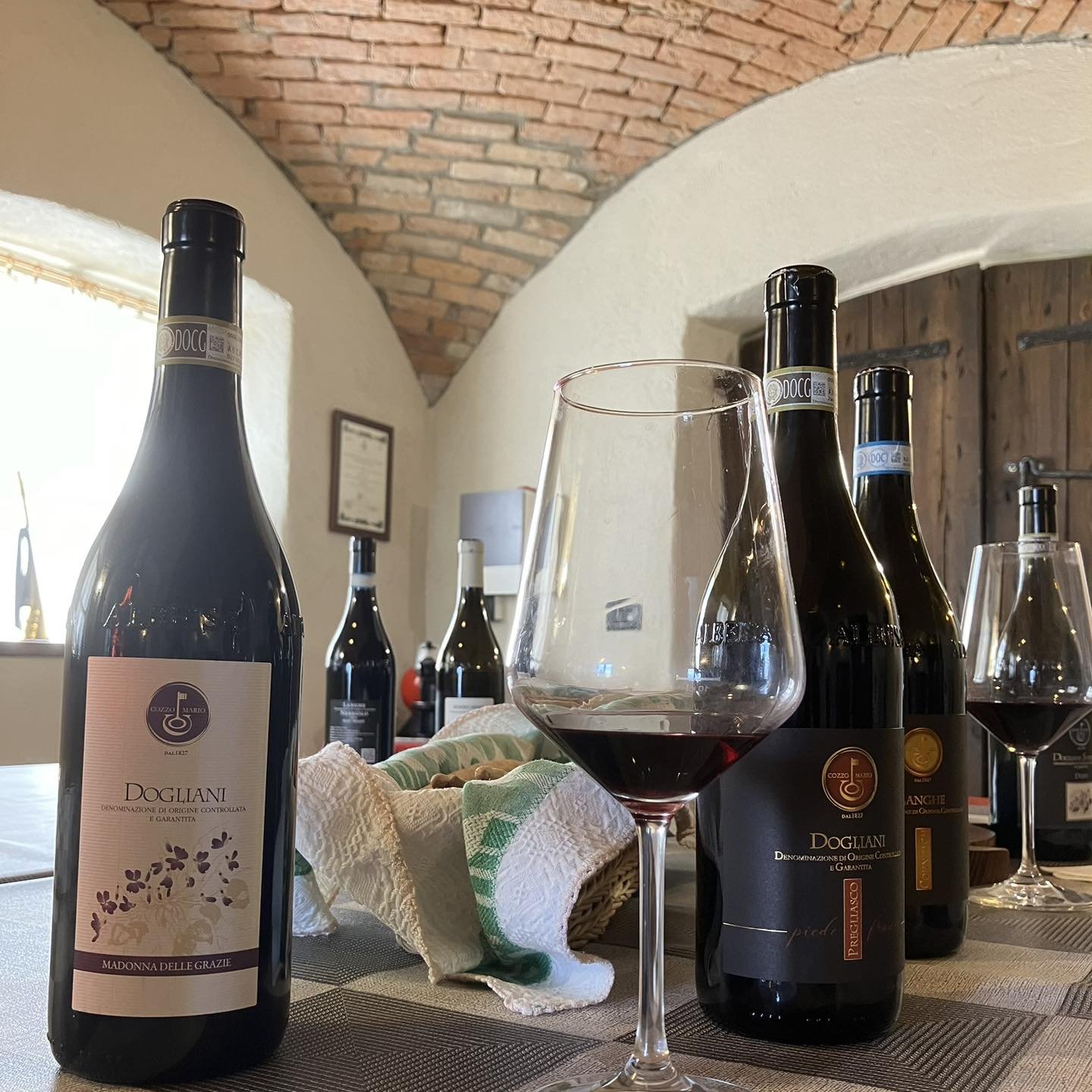 Vandaag weer lekker wijn geproefd en gekocht bij Cozzo Mario in Dogliani. Voor onze gasten en voor onszelf 😉😊🍷