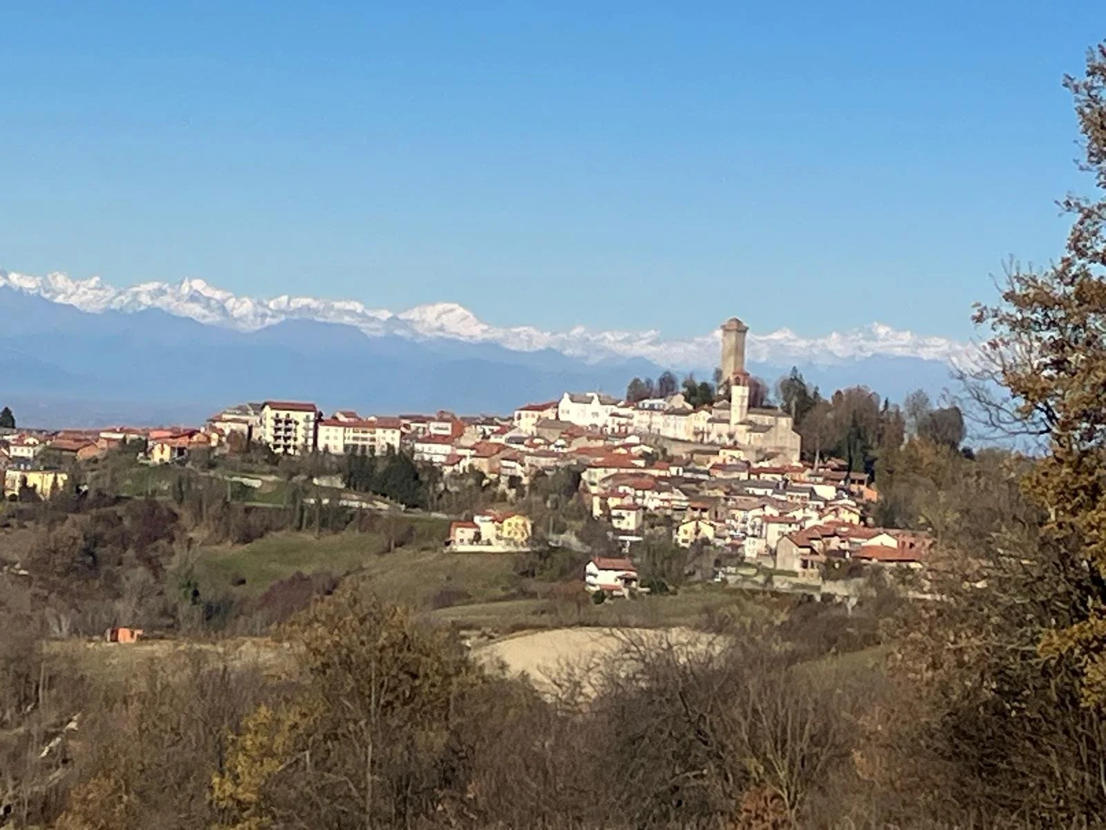 Murazzano met de bergen 