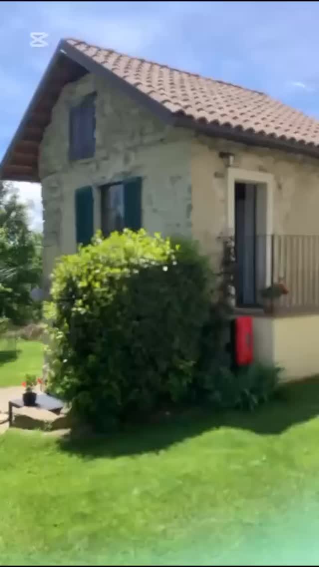 Een tijdje geleden hadden we al beloofd een filmpje te delen van ons gepimpte huisje Capriolo. Nu met isolatie, kledingkast, nieuwe vloer beneden, trapbekleding en verwarming! Wij zijn er superblij mee ๐ Als je in huisje Capriolo verblijft tussen 31