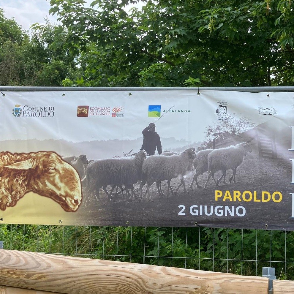 Vandaag festa della Repubblica in Italia. Wij hebben de dag goed besteed met een bezoek aan la Fiera della Dula in Paroldo. Na 250 meter afdalen via de kronkelweg die je op de foto's ziet, genoten we van lekker eten, drinken en gezelligheid tijdens d