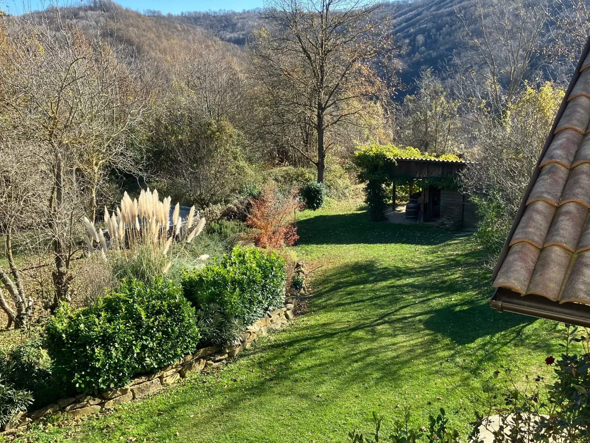 Deel van tuin van Casavabene van boven gezien in de herfst. Op de achtergrond de loungehoek
