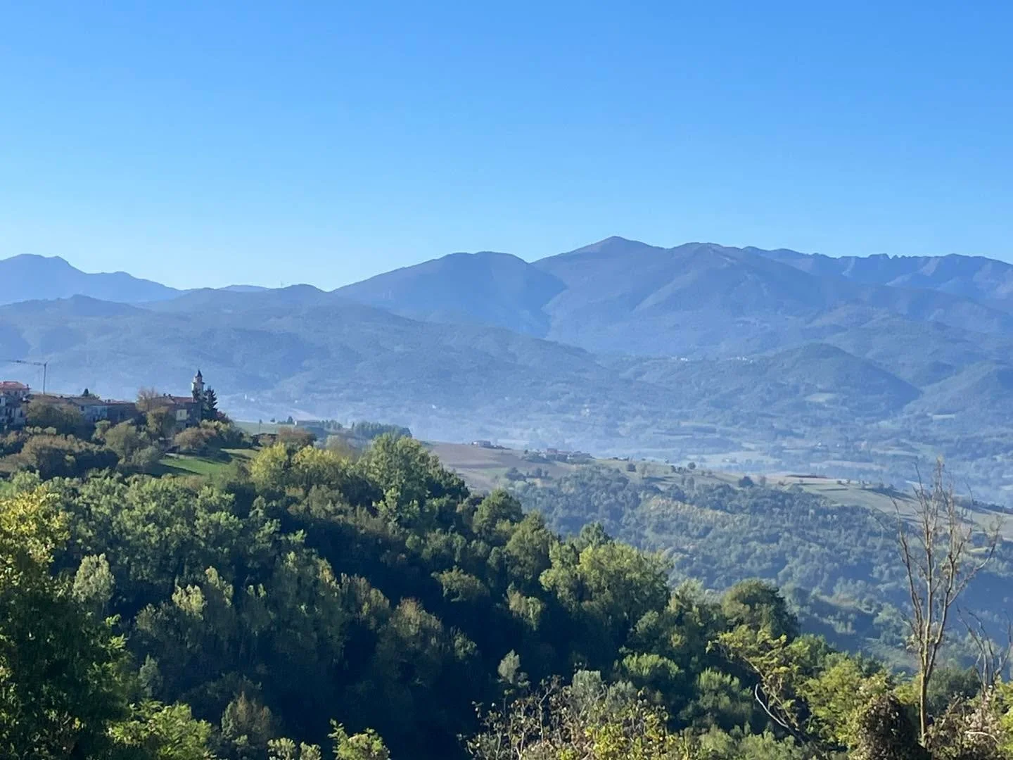 Wat een heerlijke herfstdag weer vandaag 🍁🥾🌰
#casavabene #altalanga #wandeleninitalie #piemonte #piemonteoutdoor #piemontedascoprire