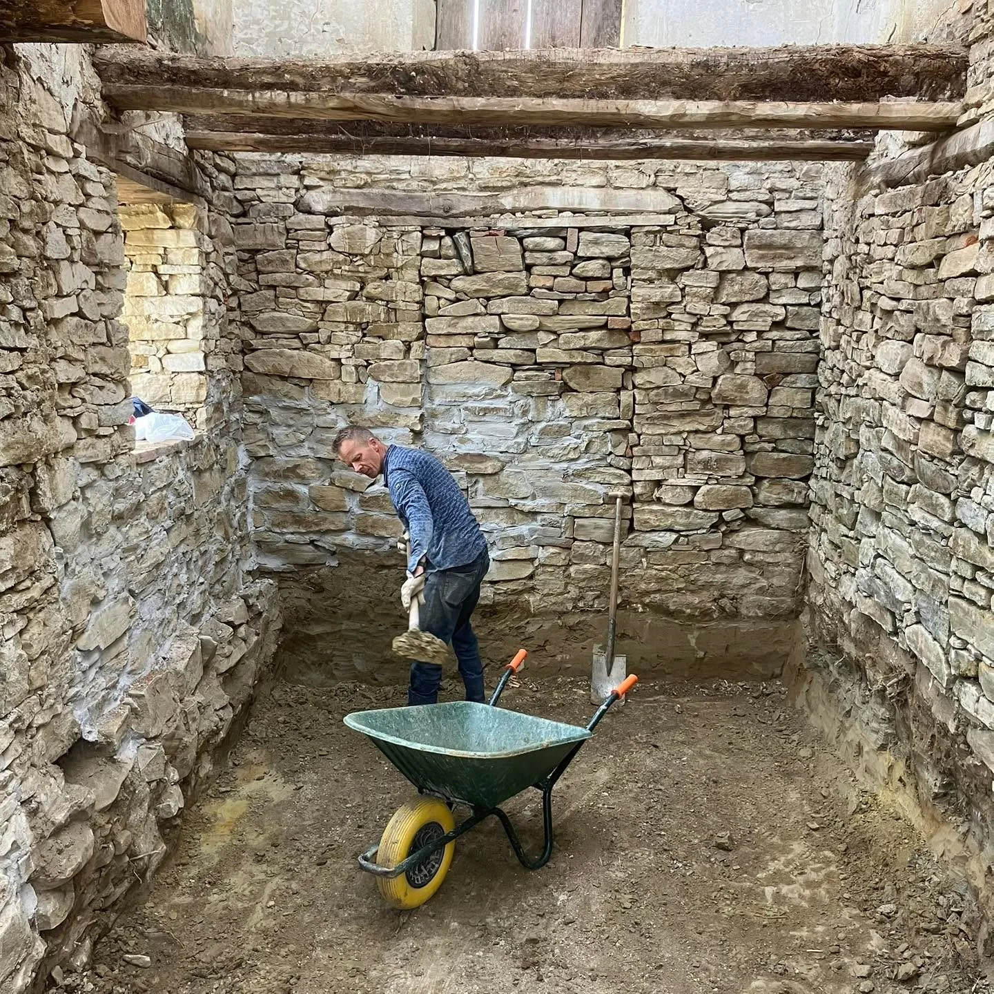 Tijdens het uitgraven van de begane grond van ons nieuwe kleine huisje, waarover binnenkort meer, vonden we deze oude munt. Op internet hebben we gevonden dat de munt uit de tijd van de Franse revolutie stamt. Helaas is ie van slechte kwaliteit en oo