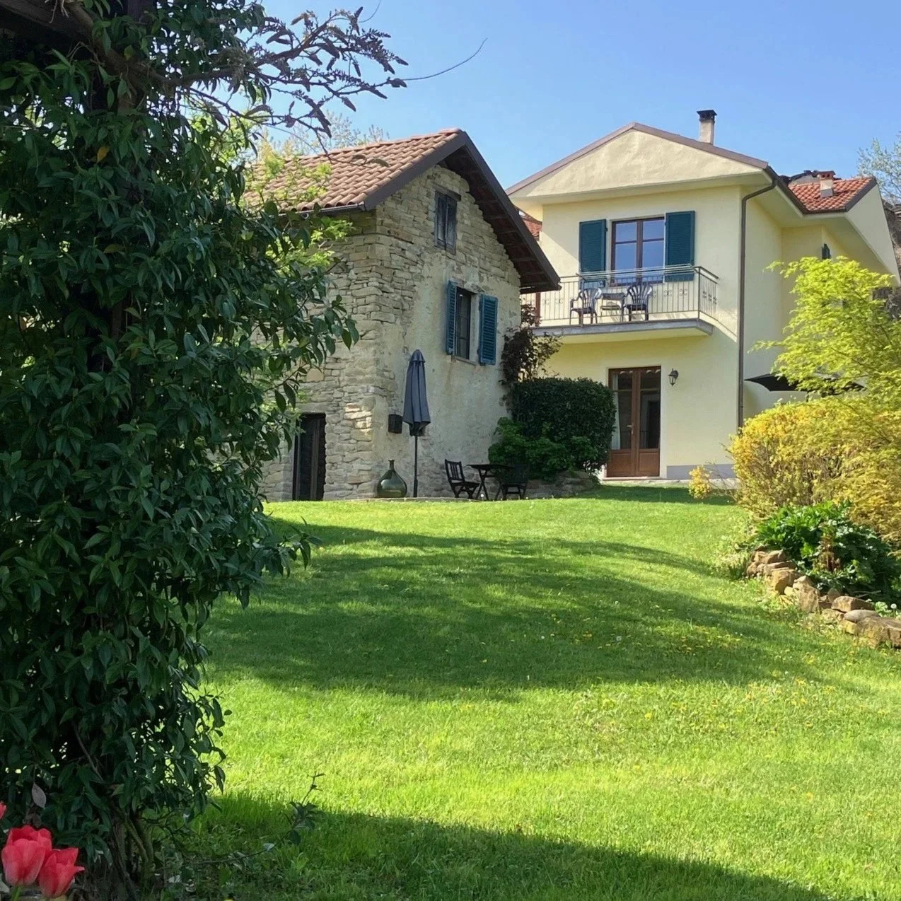 Vakantiehuisje en appartementen bekeken vanuit lounge hoek, groen gras, voorjaar