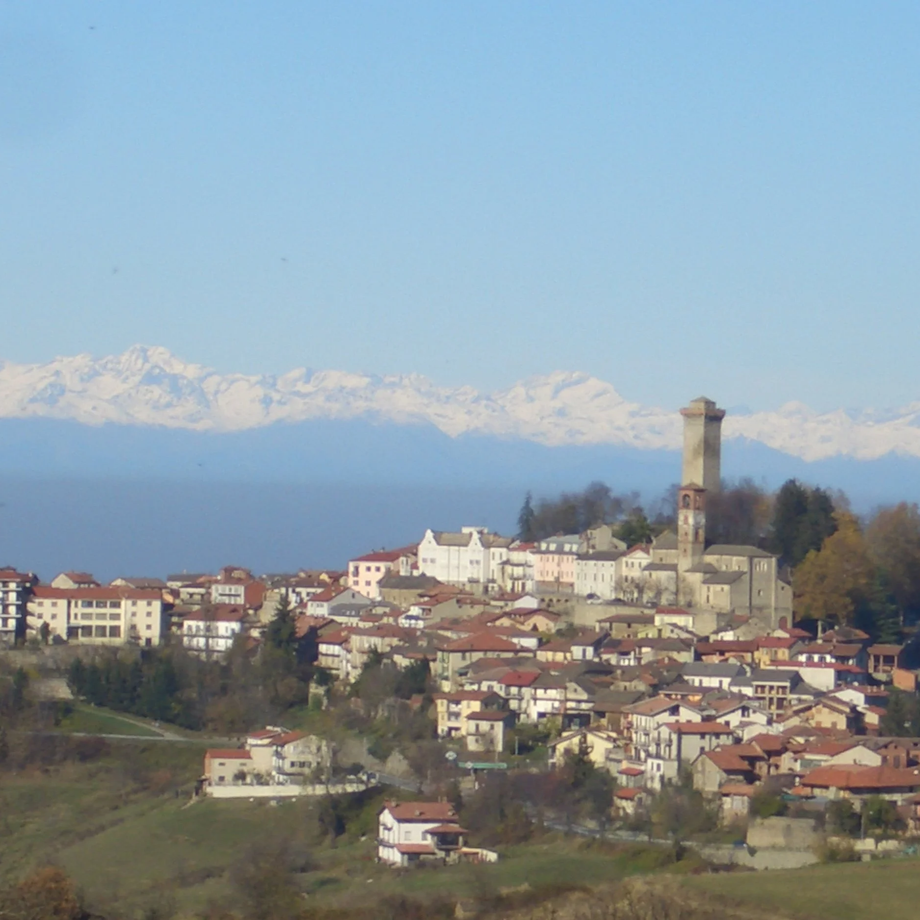 Murazzano met besneeuwde bergen