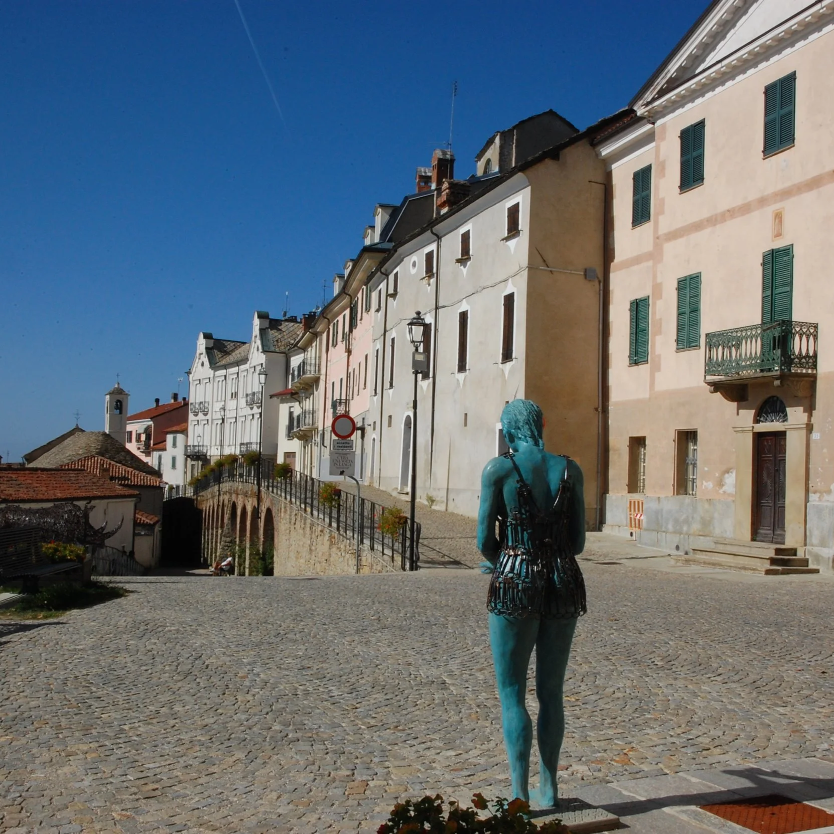 Plein voor kerk met kunstwerk met oude sleutels