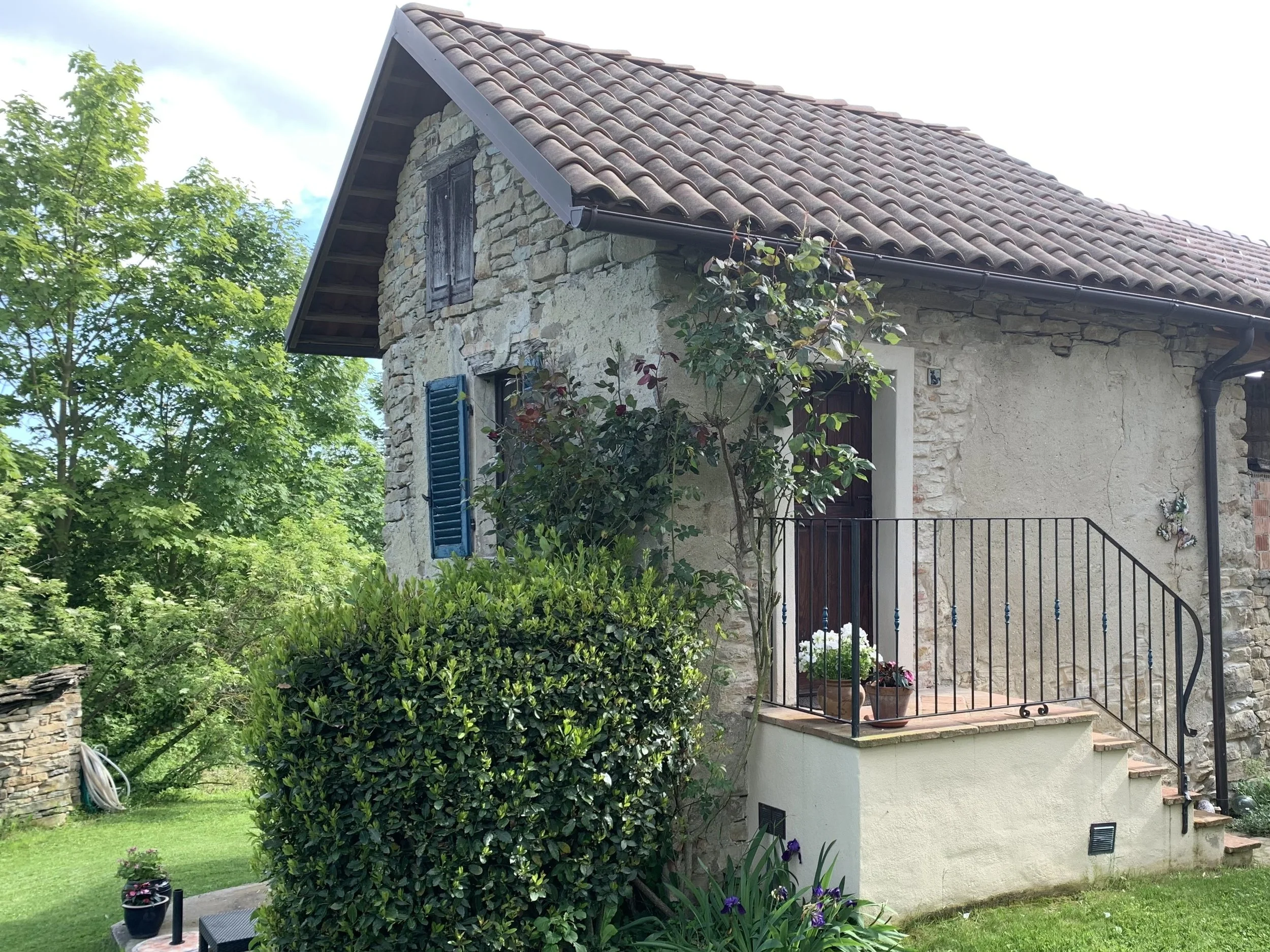 Stenen huis met hellend dak en tuin