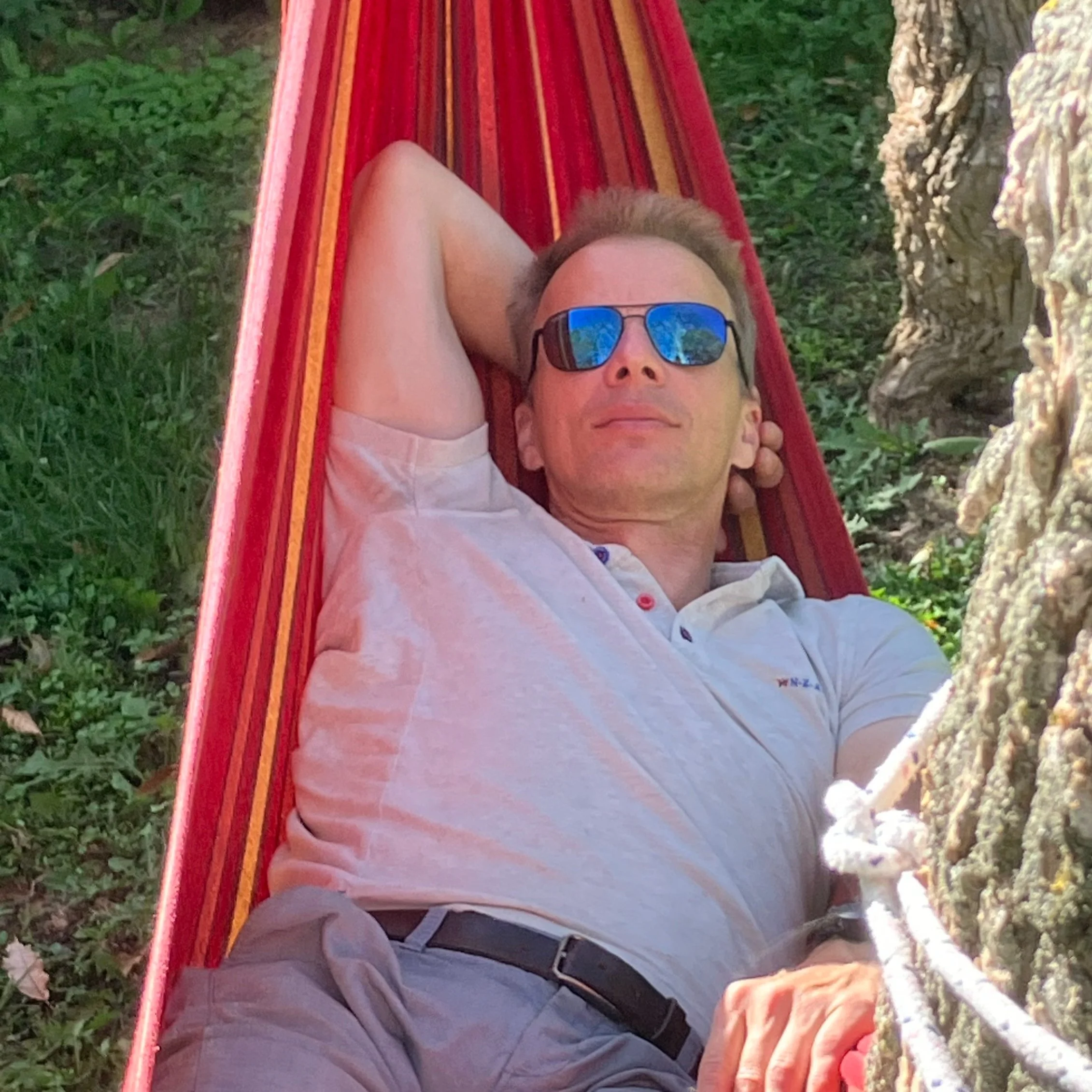 Man relaxend, luierend, aan het niksen in hangmat