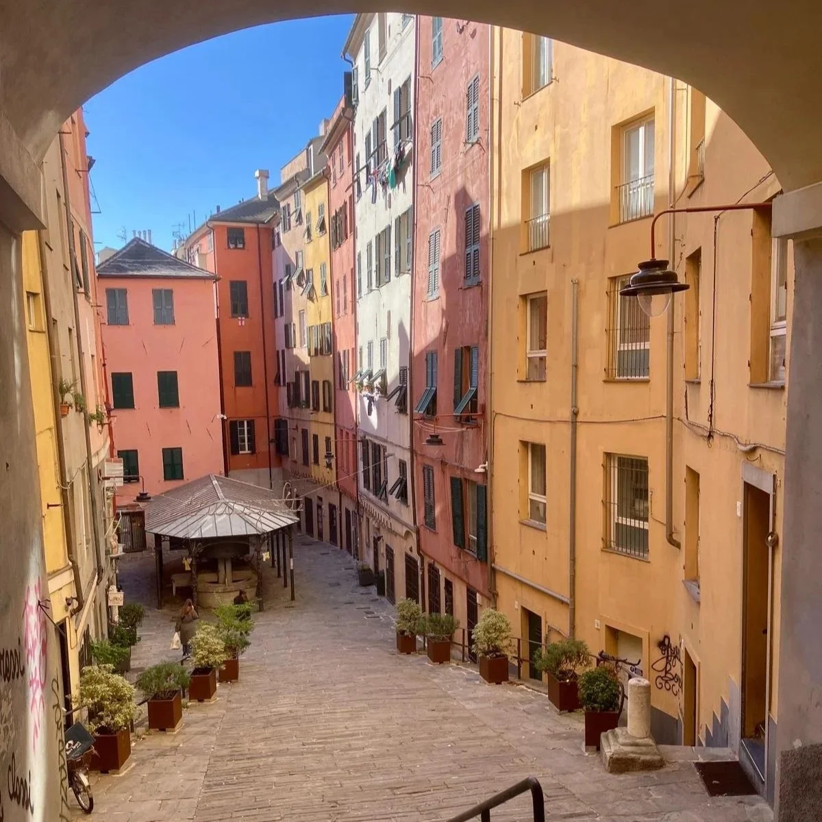 plein met gekleurde gevels in Genua