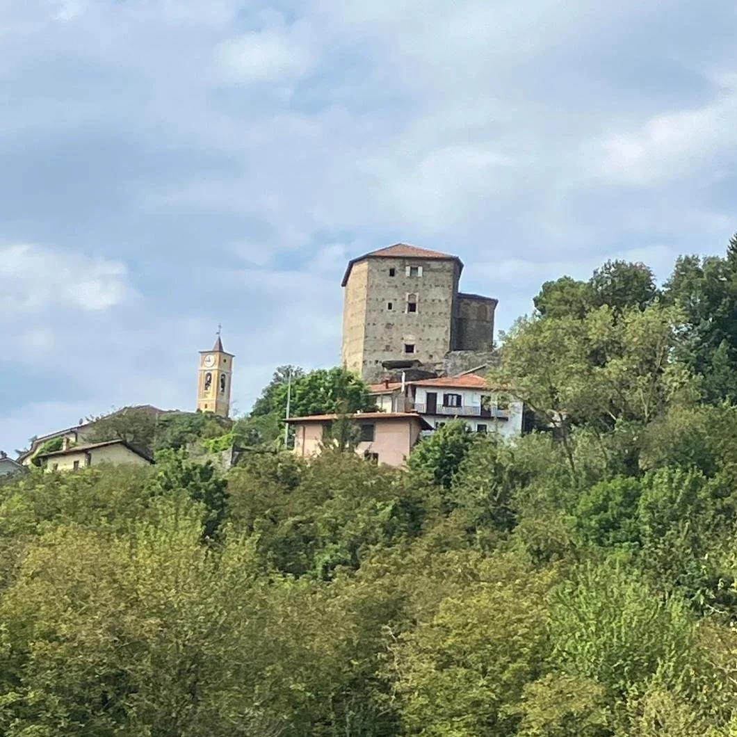  Wandelen uitzicht op pittoresk dorp kasteel