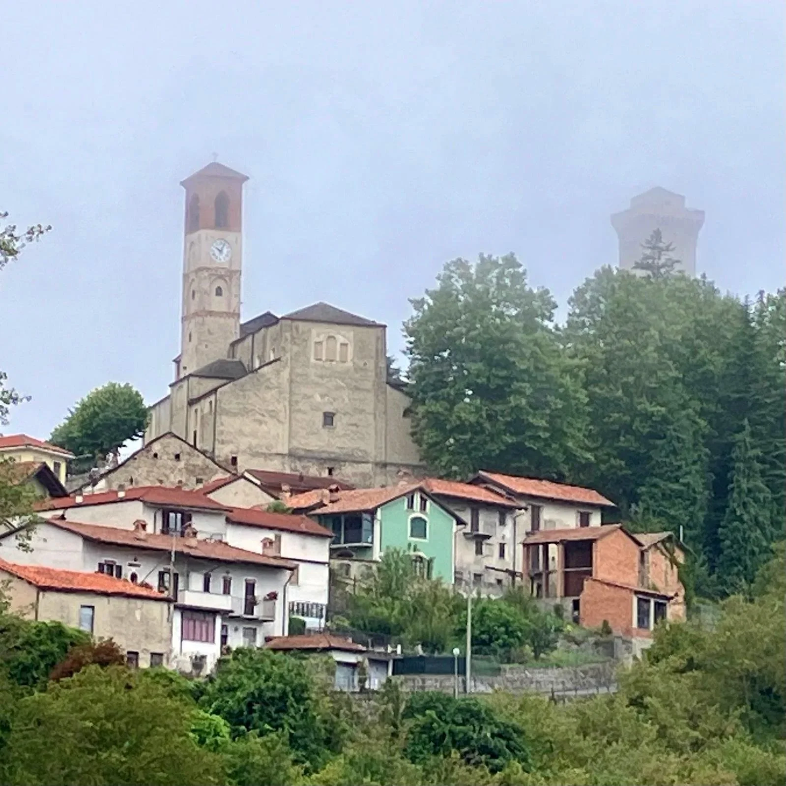 Murazzano gekleurde huisjes kerk