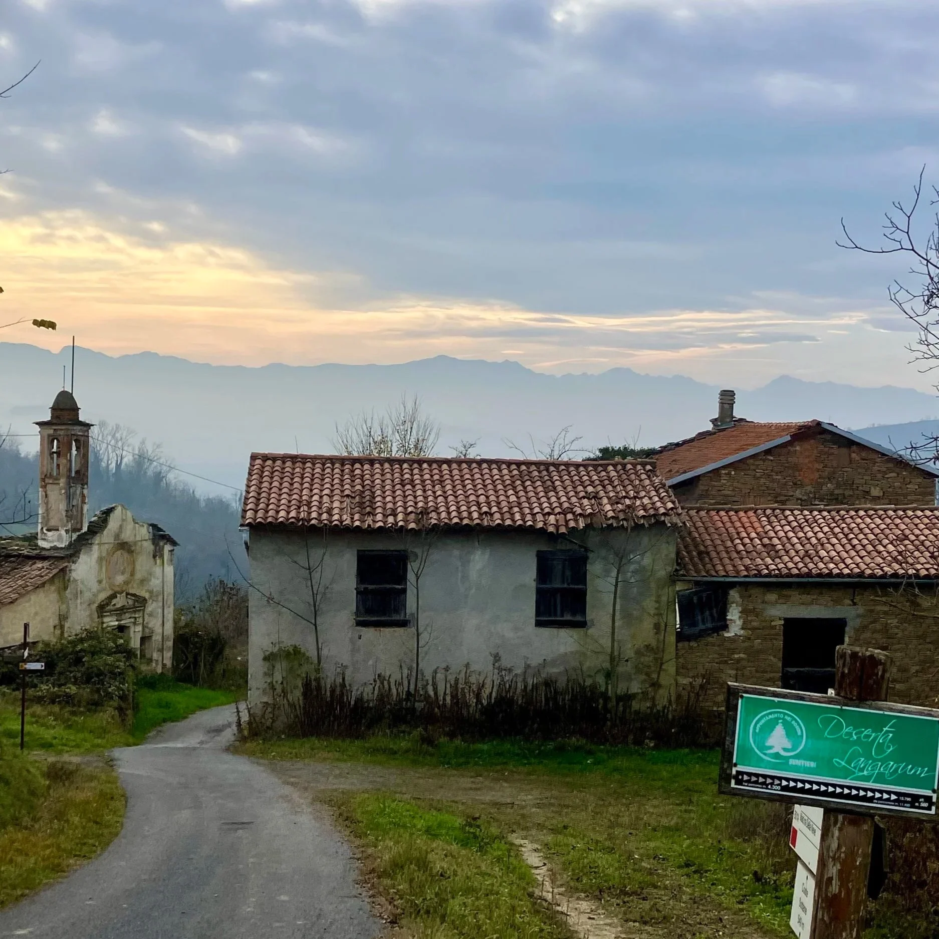 Groepje verlaten huizen en een kerkje