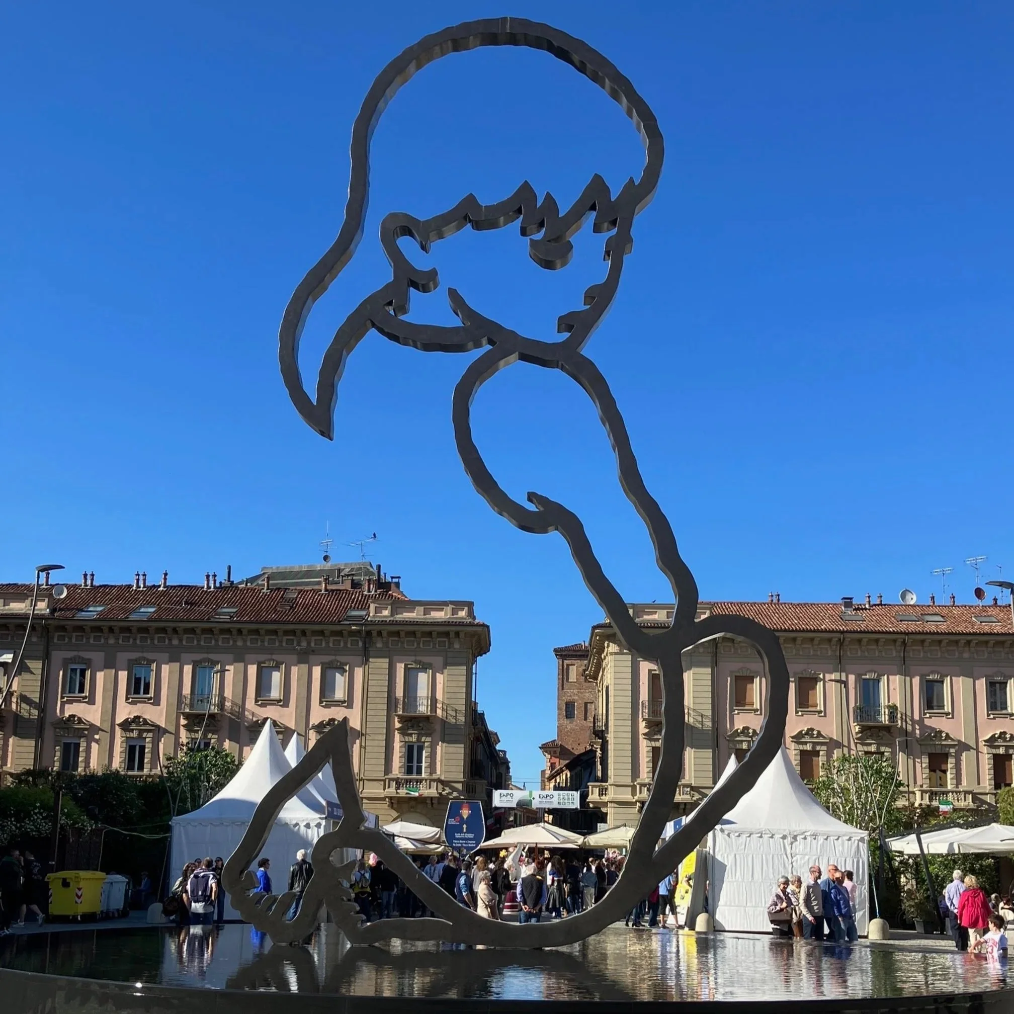 Piazza di Alba con le bancarelle di Vinum