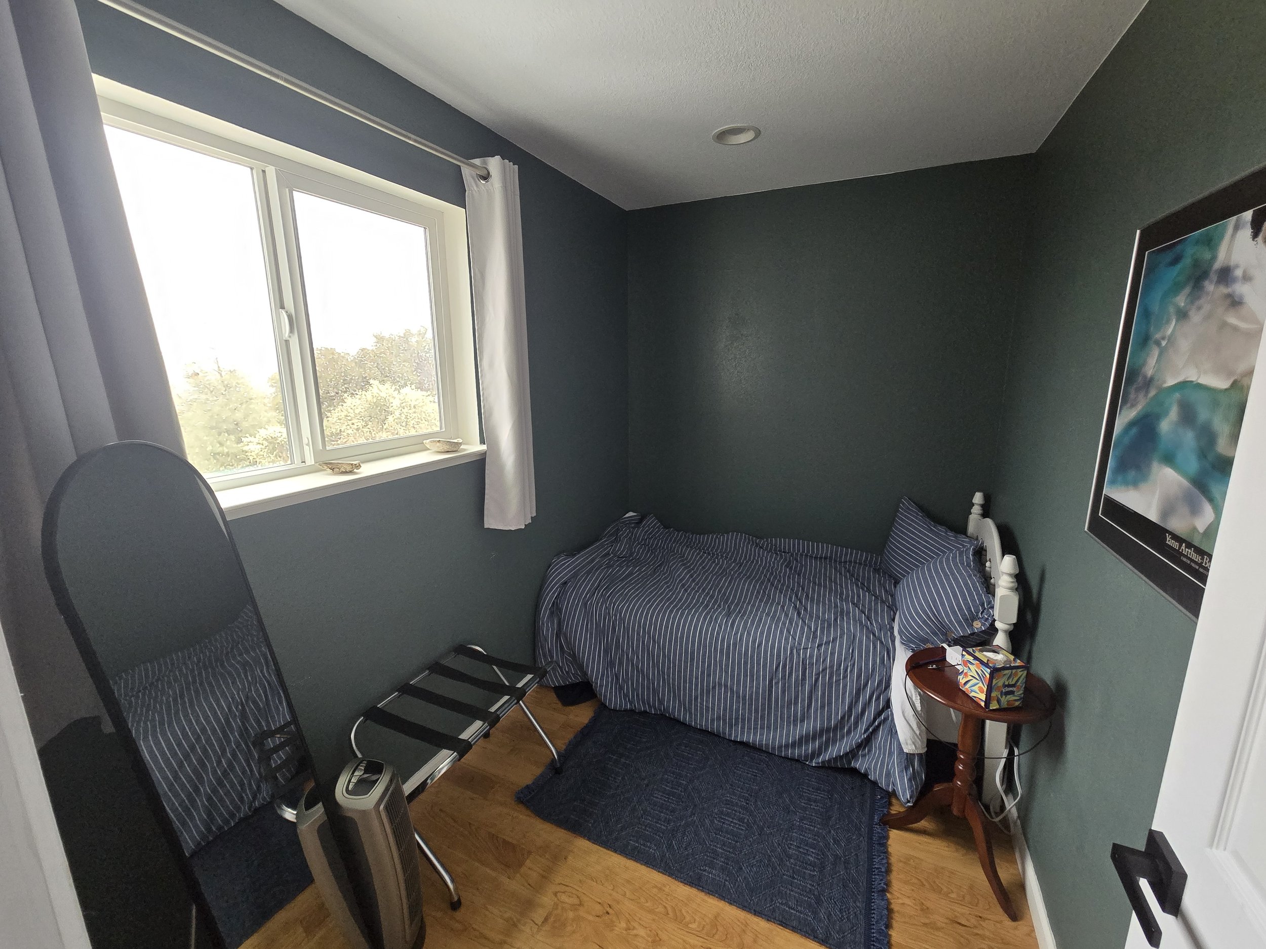 Side bedroom with twin bed