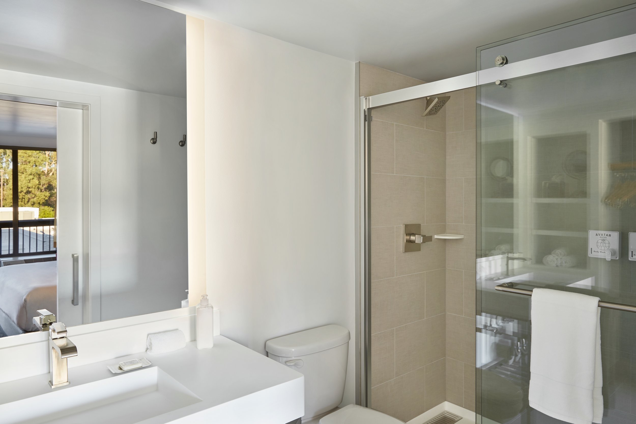 AvatarHotel_KingShower_102423_0413_Hero.jpg