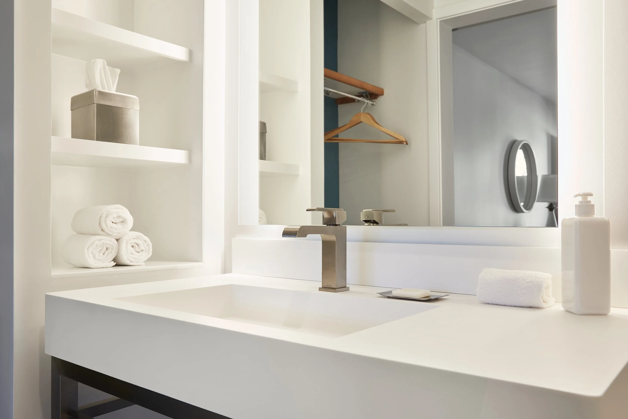 AvatarHotel_KingBathroom_102423_0317_Hero.jpg