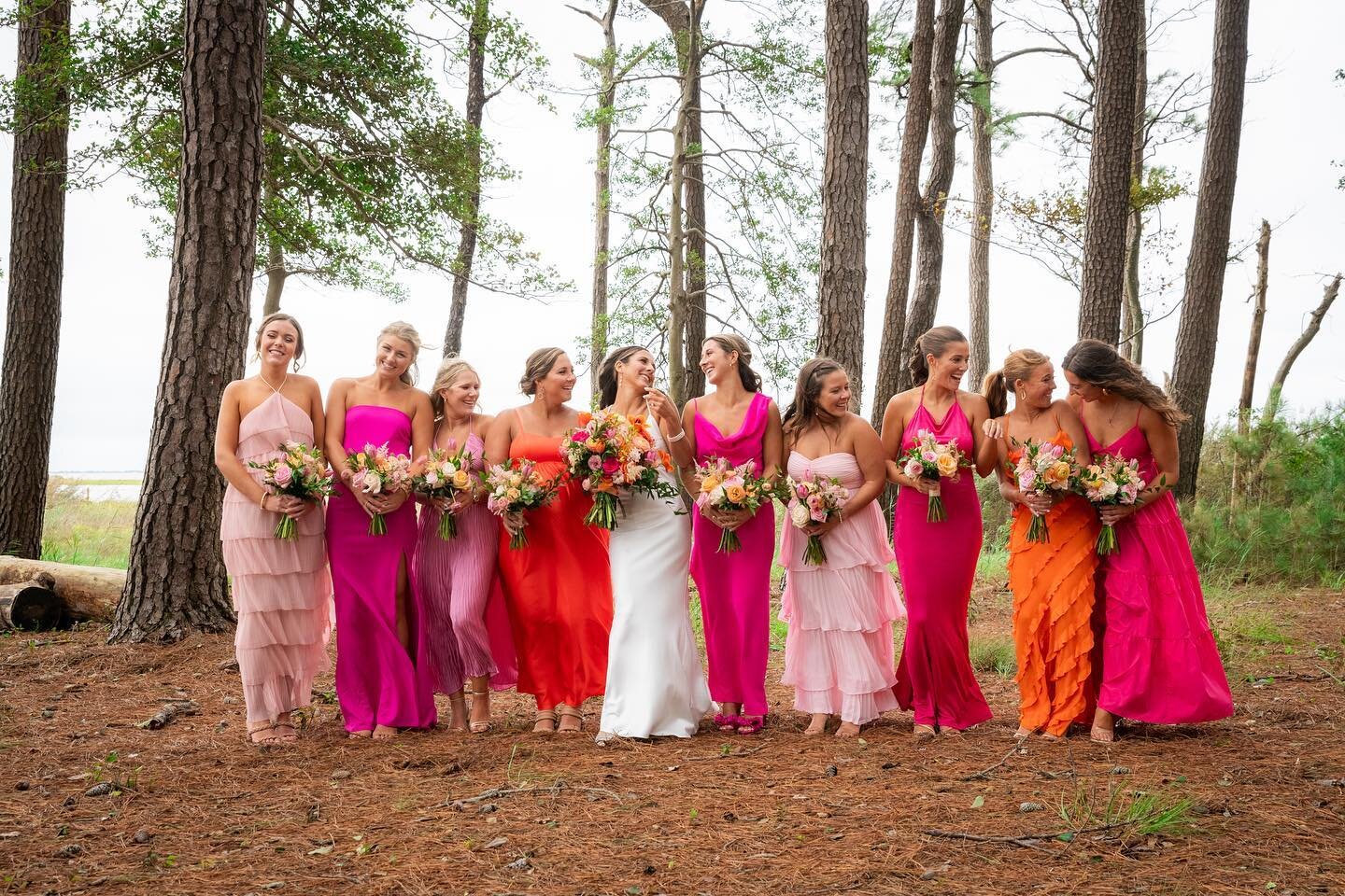 we are 🩷 OBSESSED 🩷 with Kat and her pink ladies! 

seeing the different color combinations and styles of each bride is so exhilarating and aesthetically pleasing 😍 these hot pinks are here to steal the show! 

beautiful shots by @photographyndp a