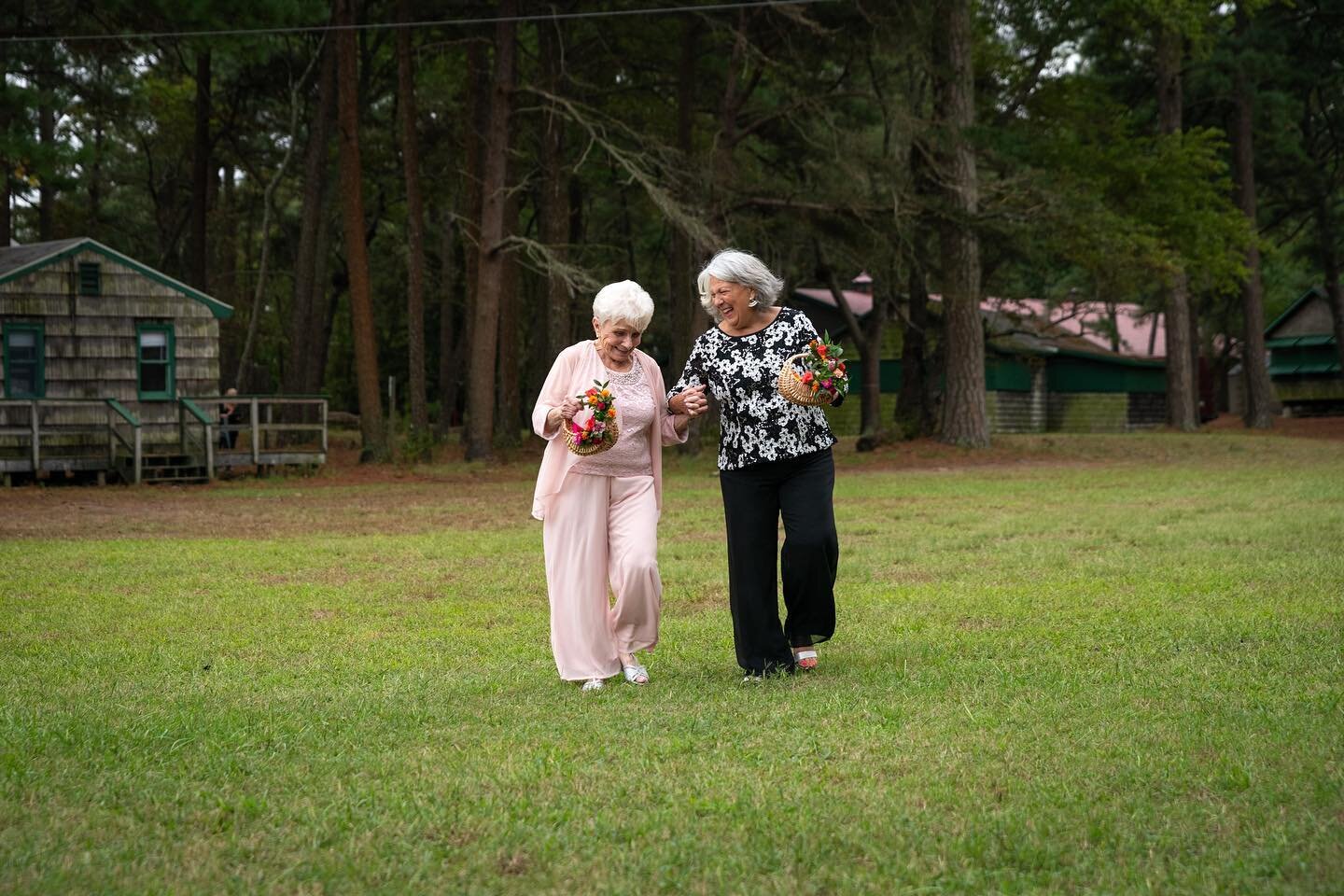 one of our favorite trends from 2023: FLOWER GRANNIES 🌺 

it&rsquo;s so much fun watching the grandmother(s) of the bride and/or groom walk down the aisle tossing their petals&hellip; definitely will put a huge smile on your face! 

amazing pictures