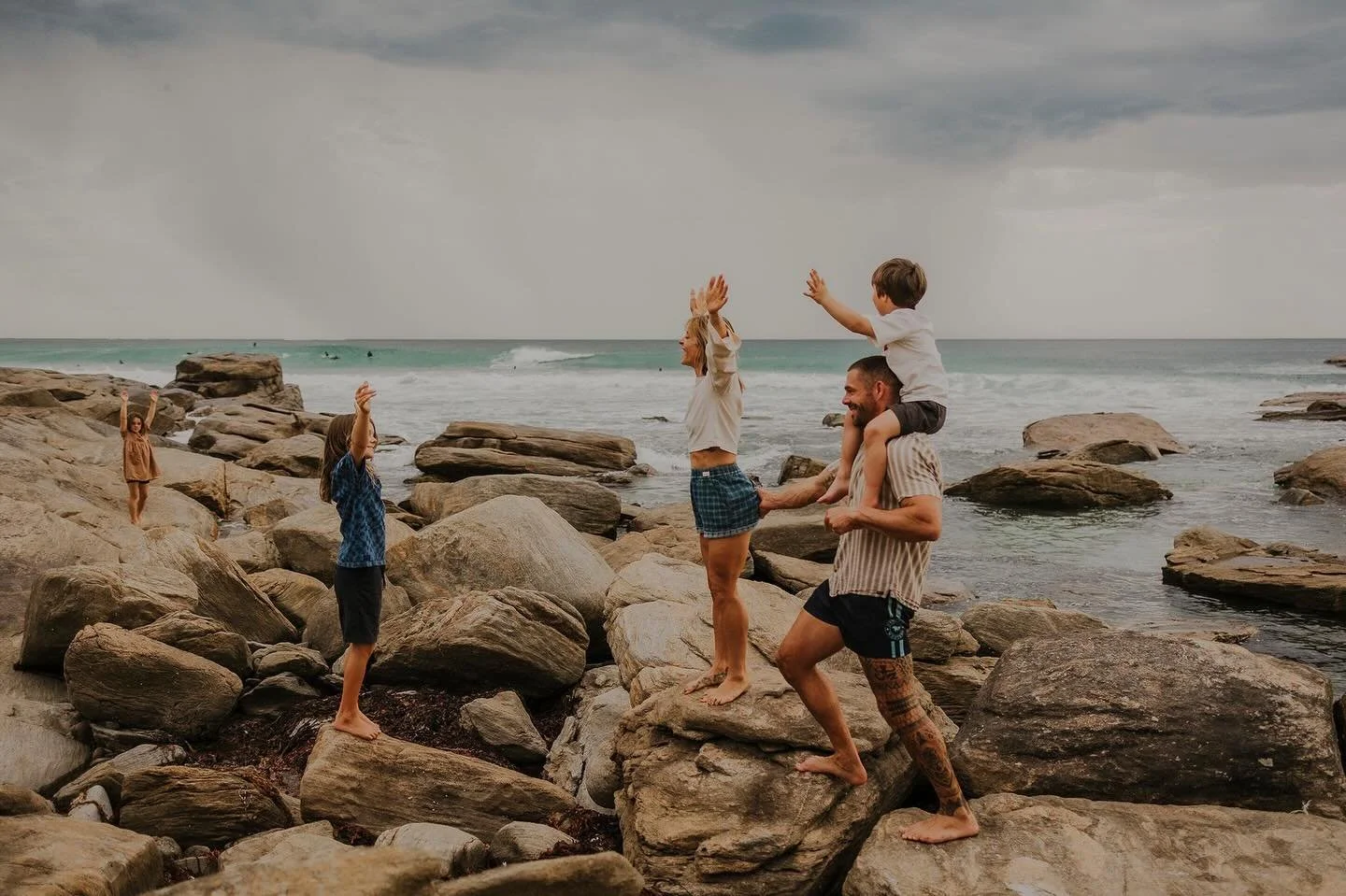 Never miss an opportunity for a sneaky 🍑 grab 😆 

#lovethisfuncrew #familyfun #familyphotography #margaretriverfamilyphotographer #margaretriverfamilyphotography