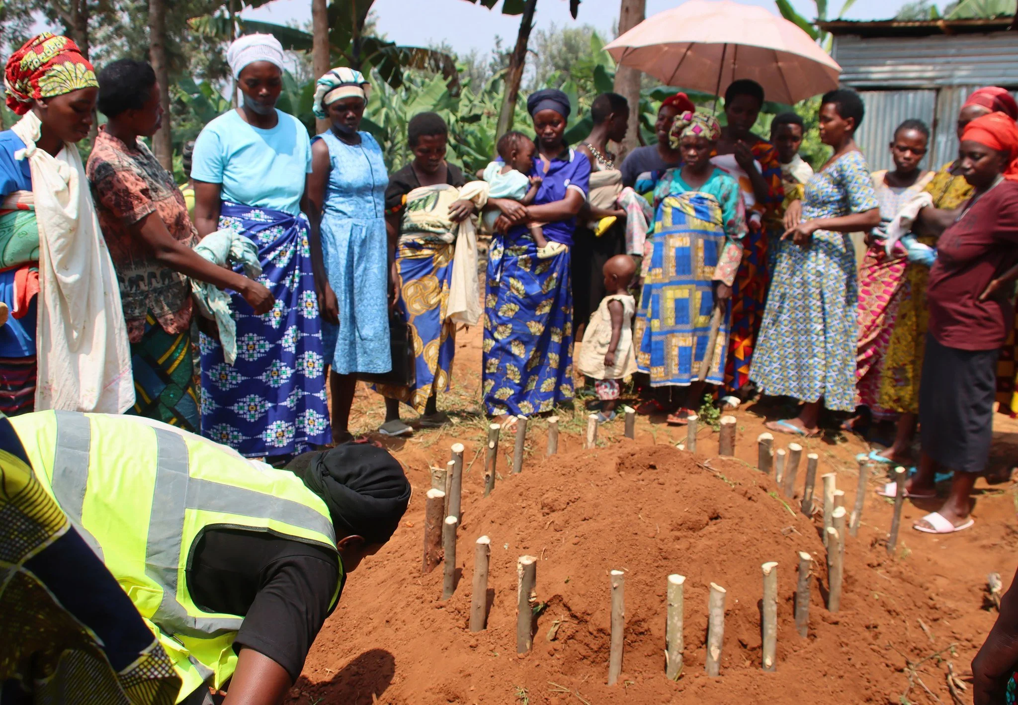 Members of our Health Center team are teaching the current group of women enrolled in our Program to Combat Malnutrition how to create a kitchen garden. Kitchen gardens, known as "akarima k'igikoni" in Kinyarwanda, are typically planted on 