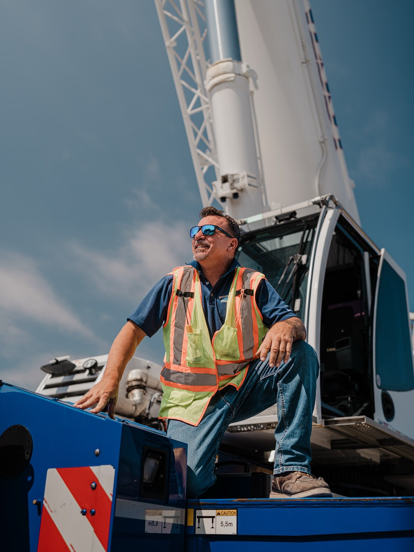 The heroes that make it all happen! 🏗️ 👷🏻&zwj;♀️👷🏽

Shout out to @djolda for the music rec 

#womeninconstruction #photographer #film #videographer #producer #creativeagency #bluecollar #tellingstories
