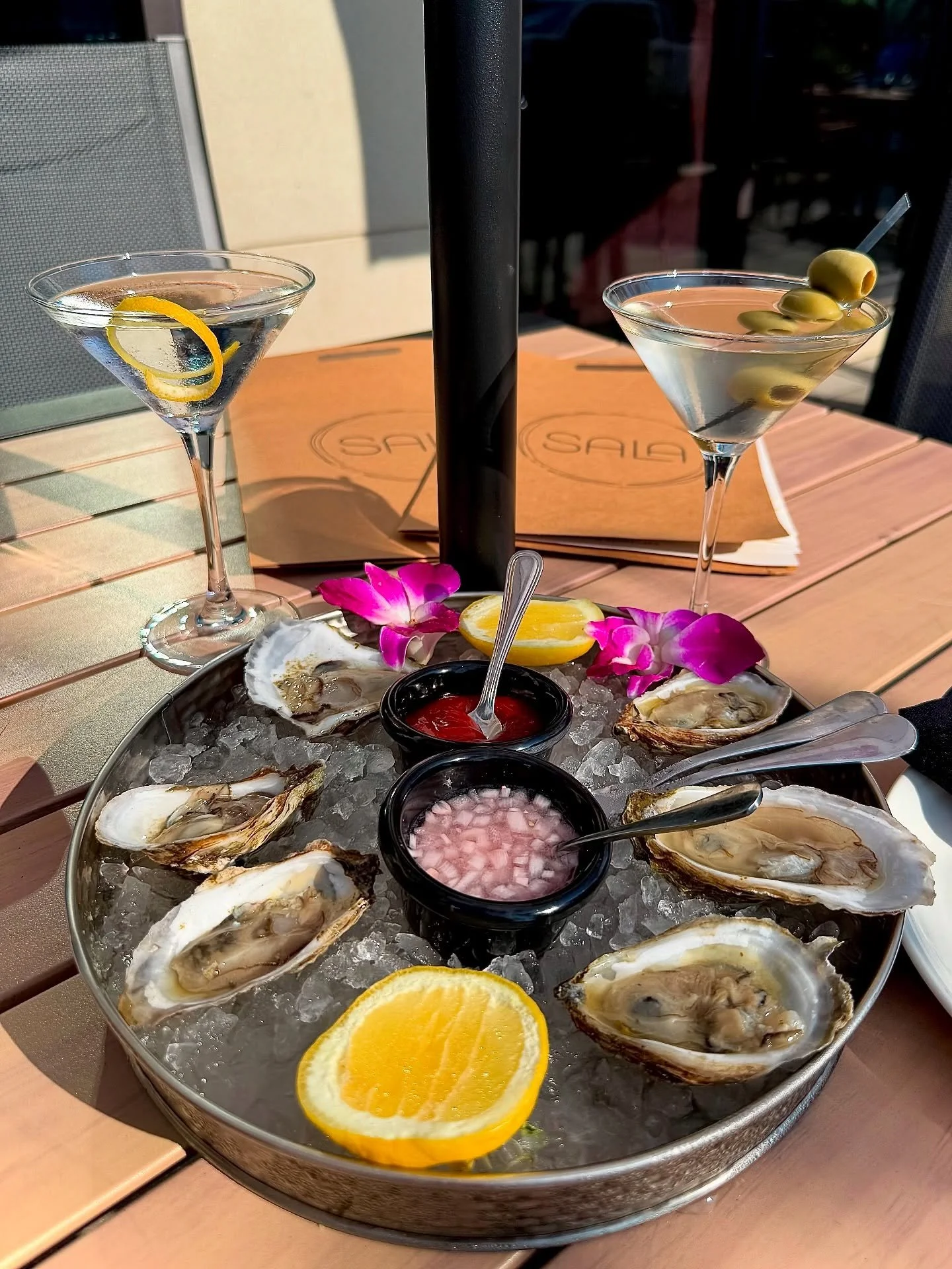 🦪 $1 OYSTERS? Yes, please.
Join us every Sunday through Thursday from 4:00-6:30 PM for our Bar Bites selection at Happy Hour menu.

🍸 Feeling classy? Our classic martinis are served all day, every day.

Pull up a seat. You deserve it. #happyhour #b
