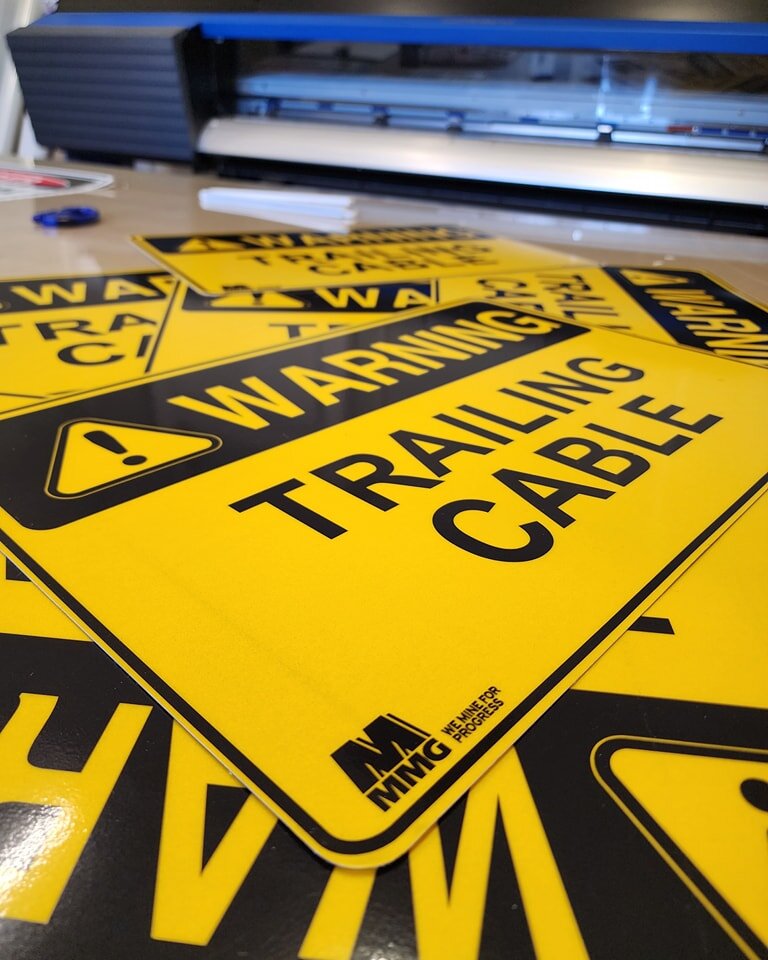 👊 punched out a big order of Class1 and Class 2 reflective signs today! 

🛑 there are no minimum order quantities for our signs. We can make 1 or as many as you can imagine 🥴

 #signs #warningsigns #reflectivesigns