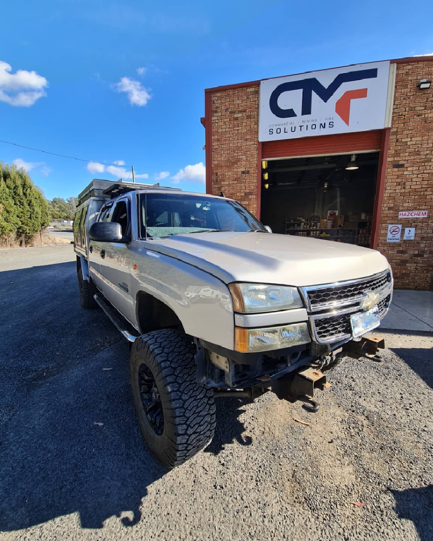 Laid down some #paintprotectionfilm on this rig before it gets its new bullbar. So shiny! 

#ppf #silverado2500hd #4x4 #vinyl #spfx5 #adgraphics_apac