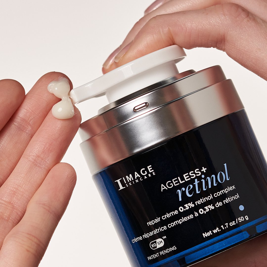 AGELESSretinol_Repair Creme_03_hand2.jpg
