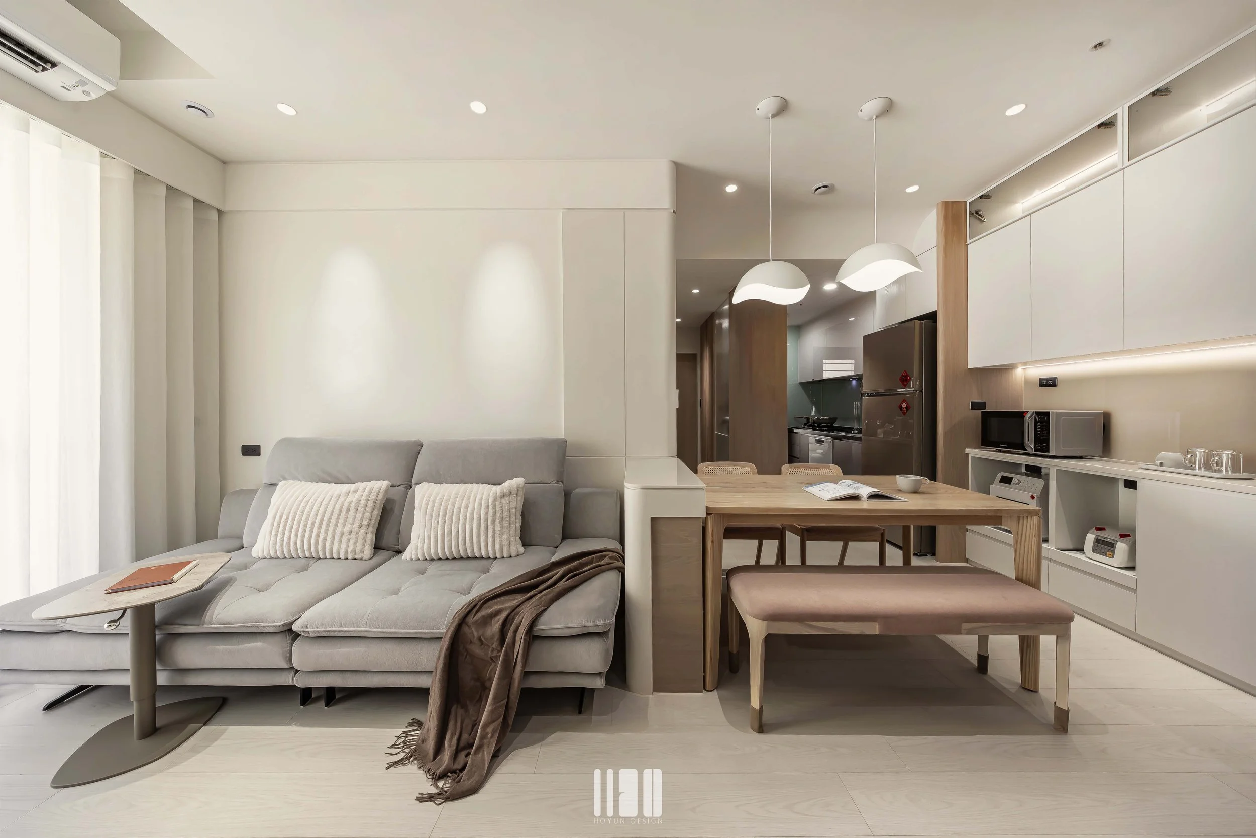 桃園青埔 豐郡京硯 住宅設計｜沙發與餐桌一字排列，最大化C型動線｜HOYUN