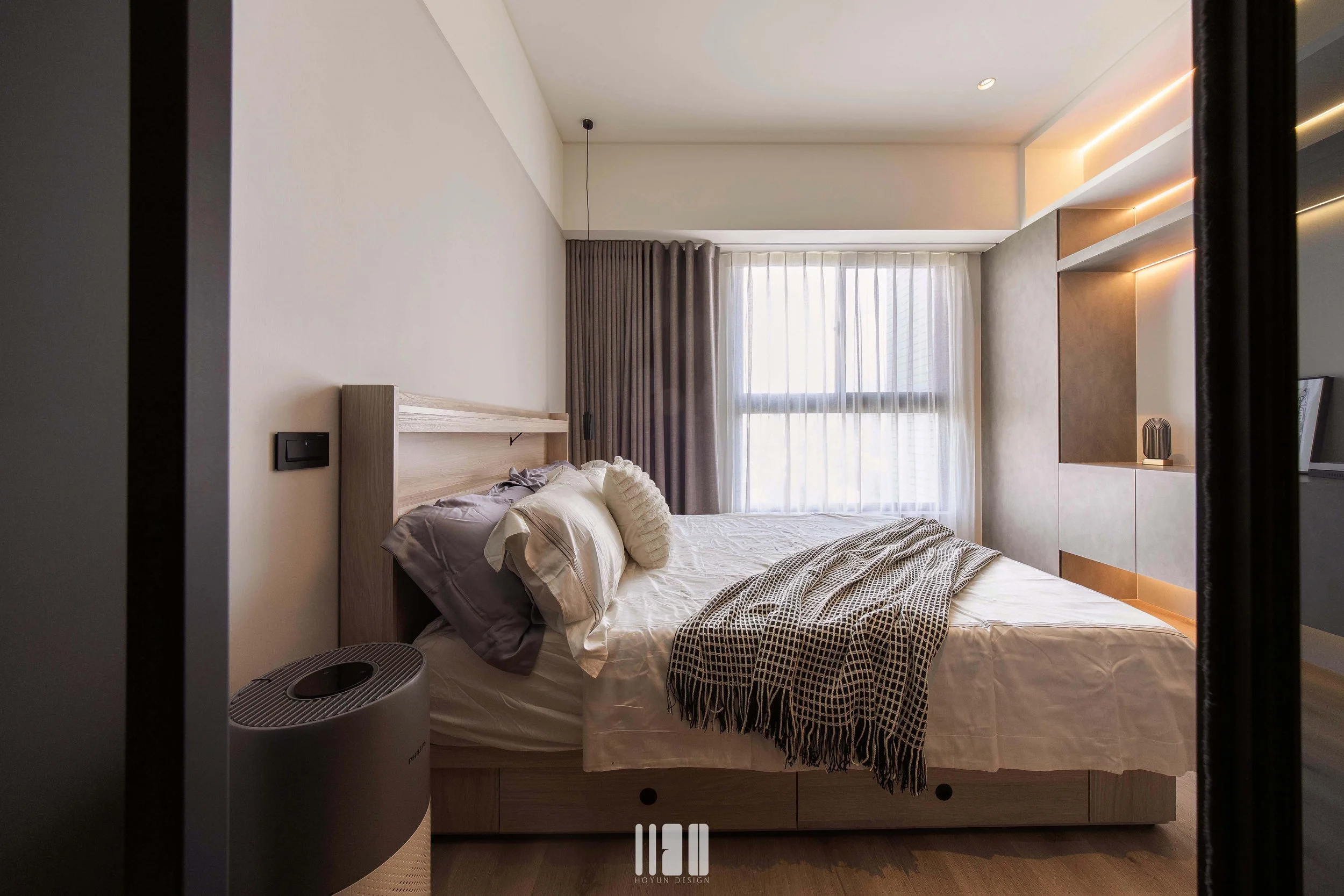 臥室光環境，間接光帶與收納牆形成安定節奏