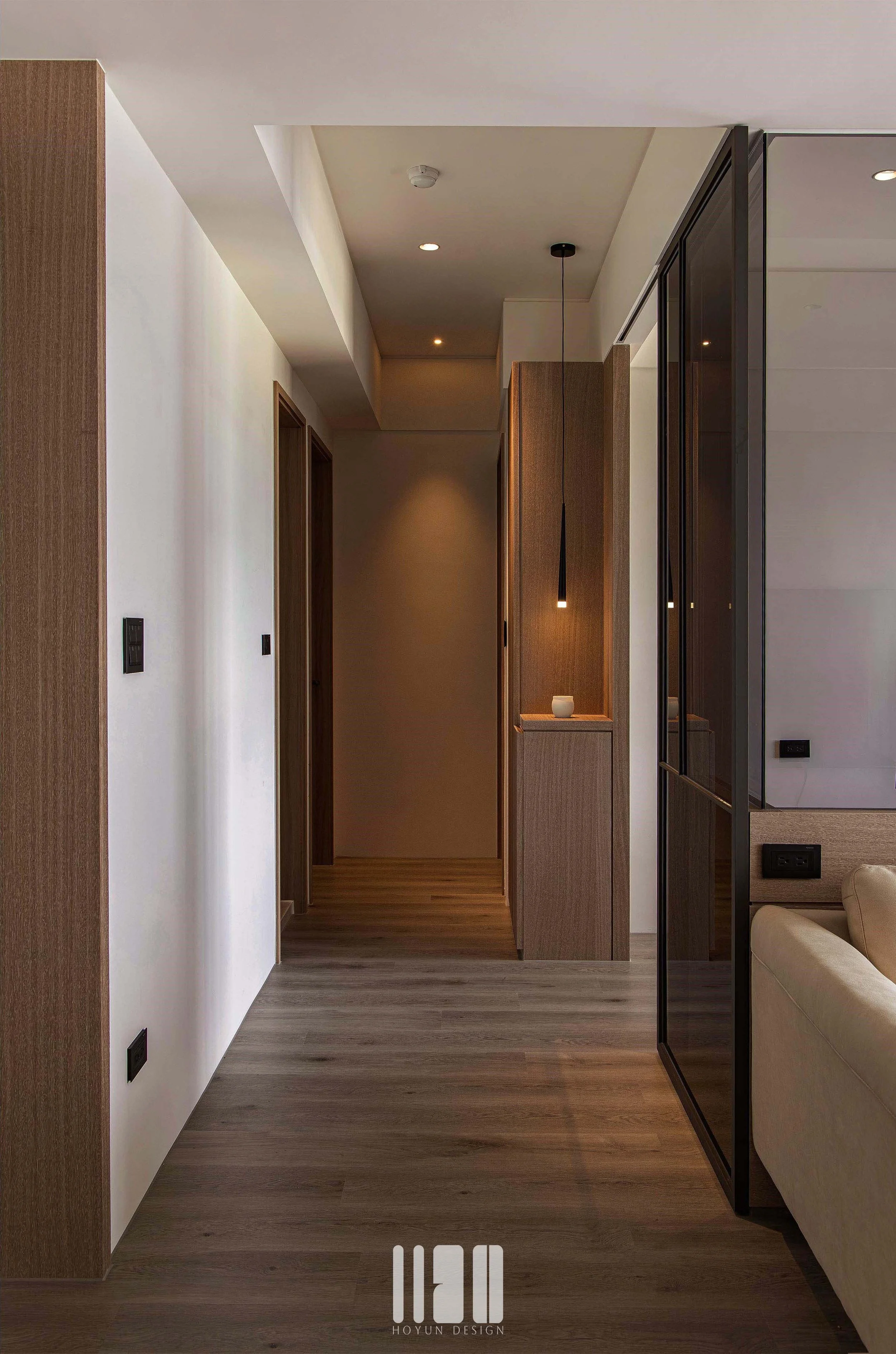走道端景，特殊漆搭配燈光洗牆，形成低調展示舞台