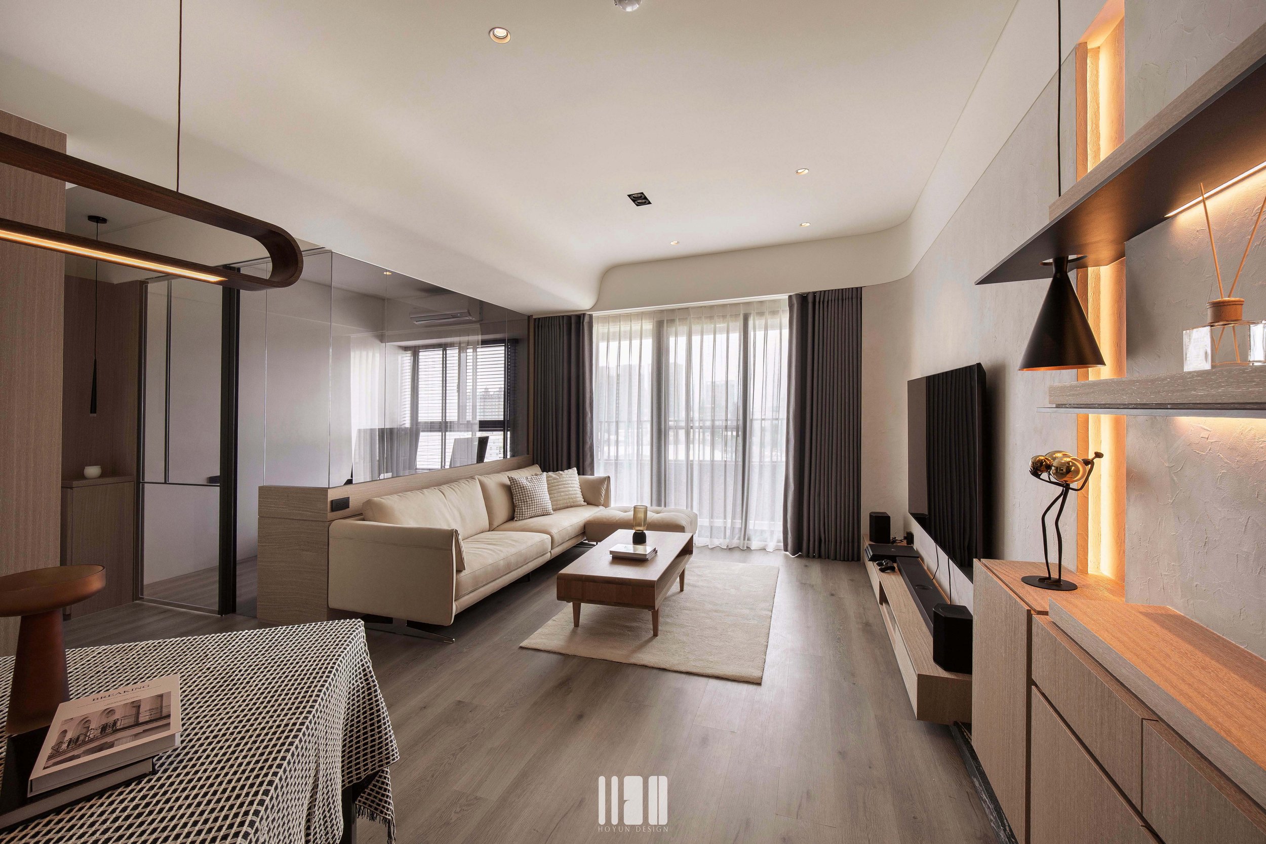客廳全景，低彩度牆面與木質地坪，光帶勾勒層次