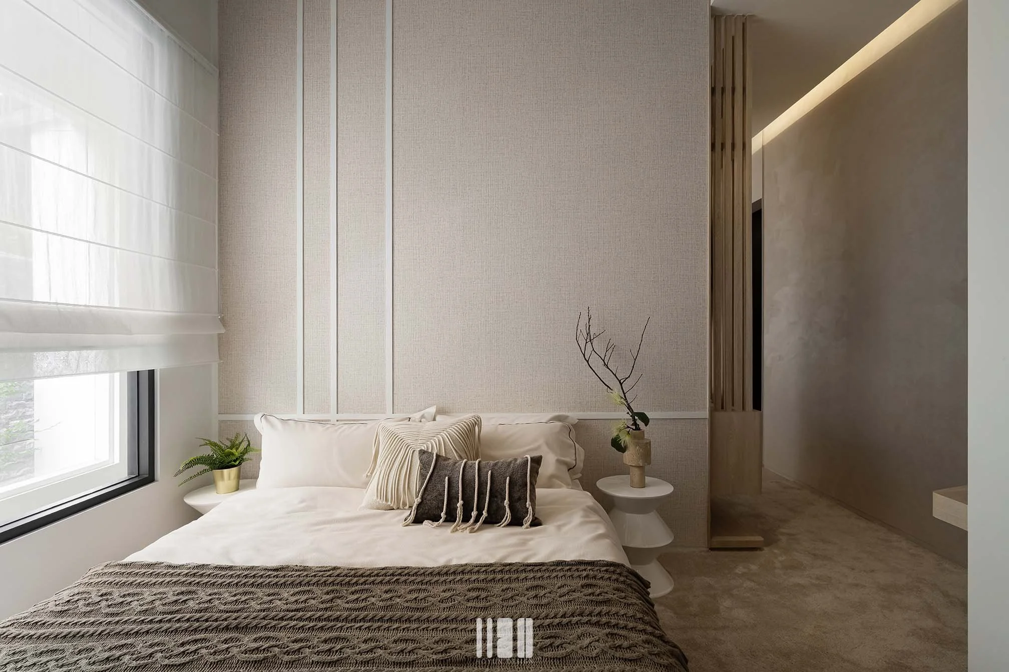 新北林口樣品屋2 主臥以米白與織品質感呈現柔和氛圍（HOYUN 和勻設計）