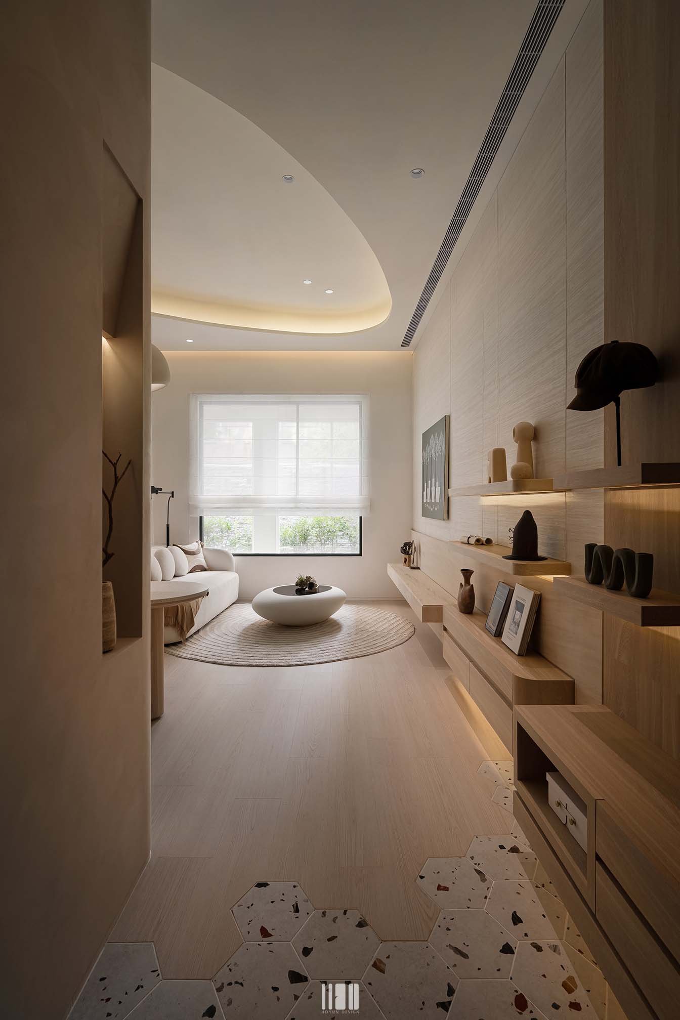 新北林口樣品屋2 走道與展示牆面以櫃體語彙強化觀賞價值（HOYUN 和勻設計）