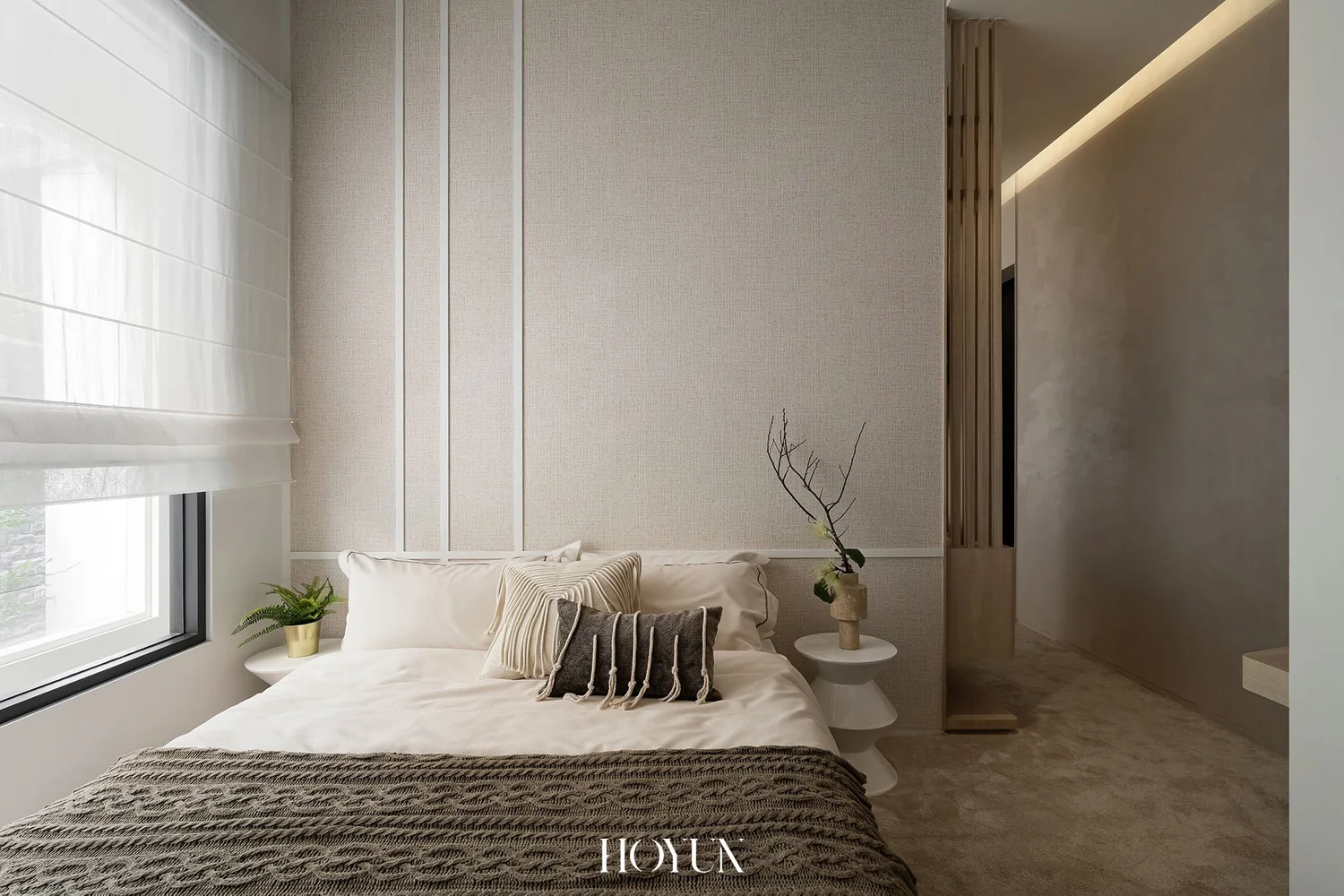 新北林口樣品屋2 主臥以米白與織品質感呈現柔和氛圍（HOYUN 和勻設計）