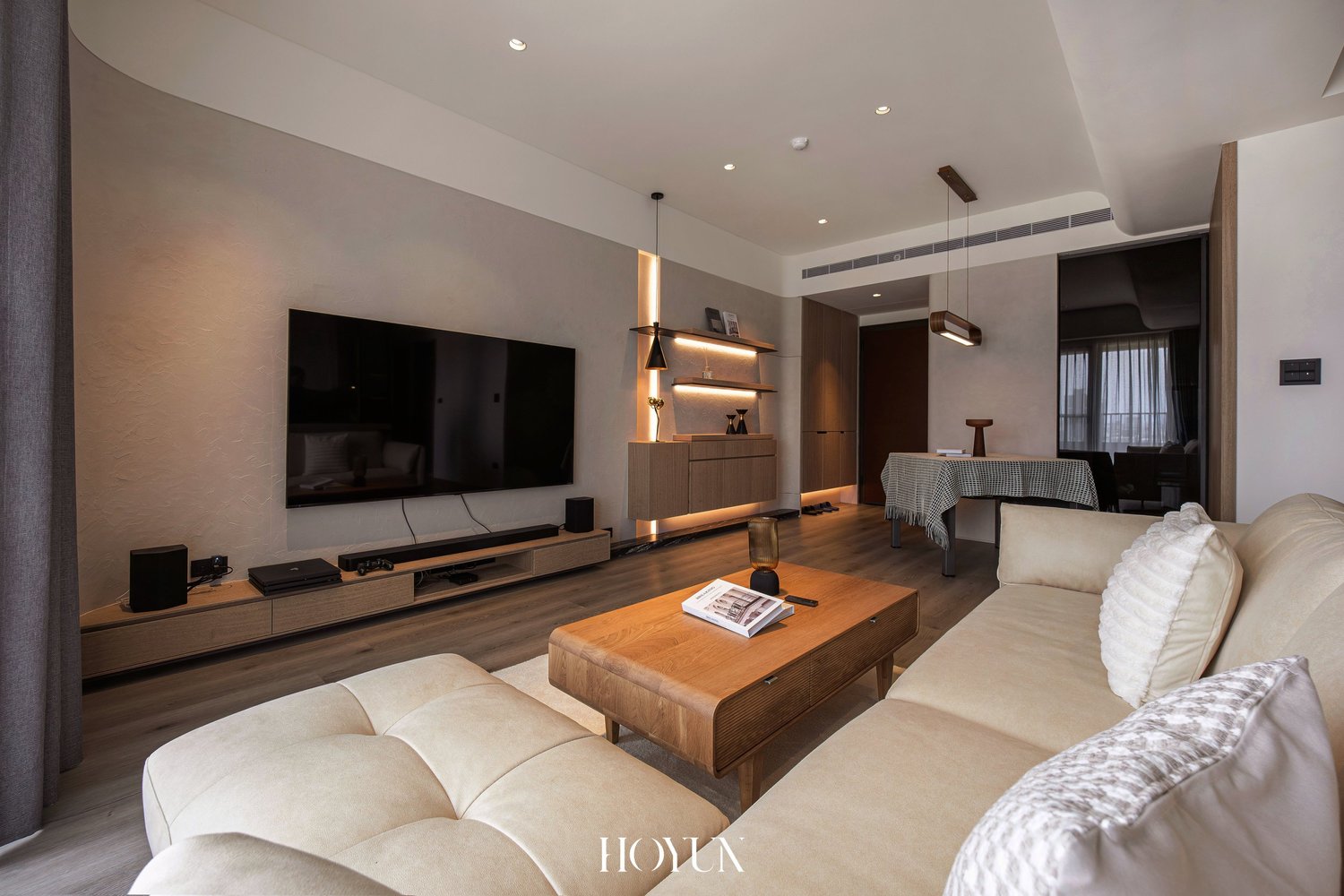 客廳視角，造型吊燈與端景照明成為空間焦點